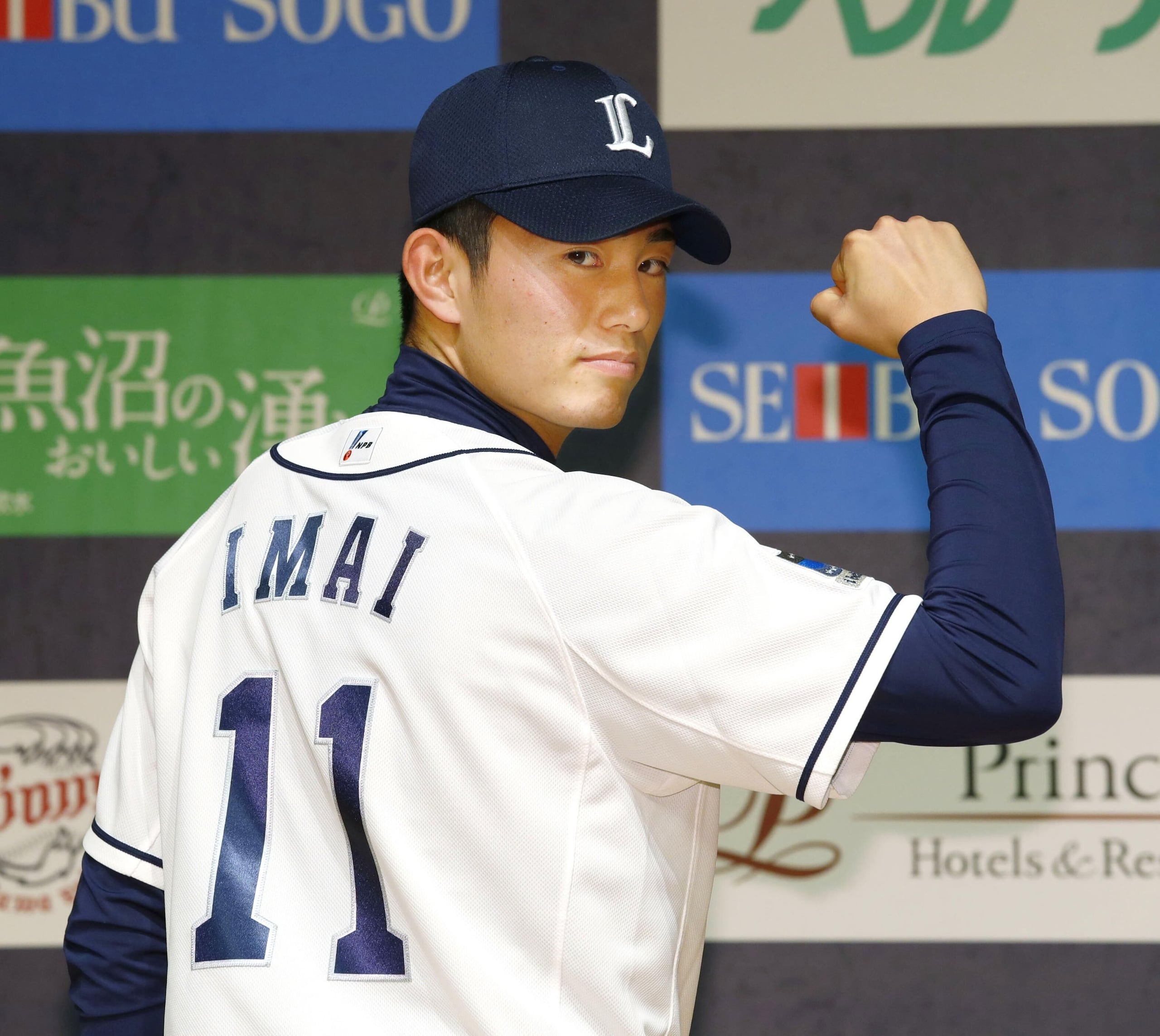 En esta foto del 9 de diciembre del 2016, el japones Tatsuya Imai posa con la camiseta de los Seibu Lions en conferencia de prensa en Tokorozawa, Saitama en Japón.