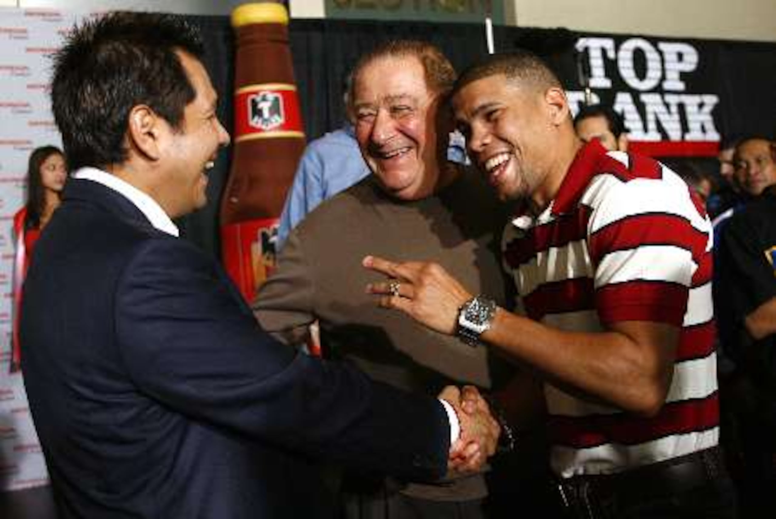 Juan Manuel López (derecha) compartió ayer con el promotor Bob Arum y el ex campeón mundial Marco Antonio Barrera. <font color="yellow">(Suministrada / Top Rank / Chris Farina)</font>