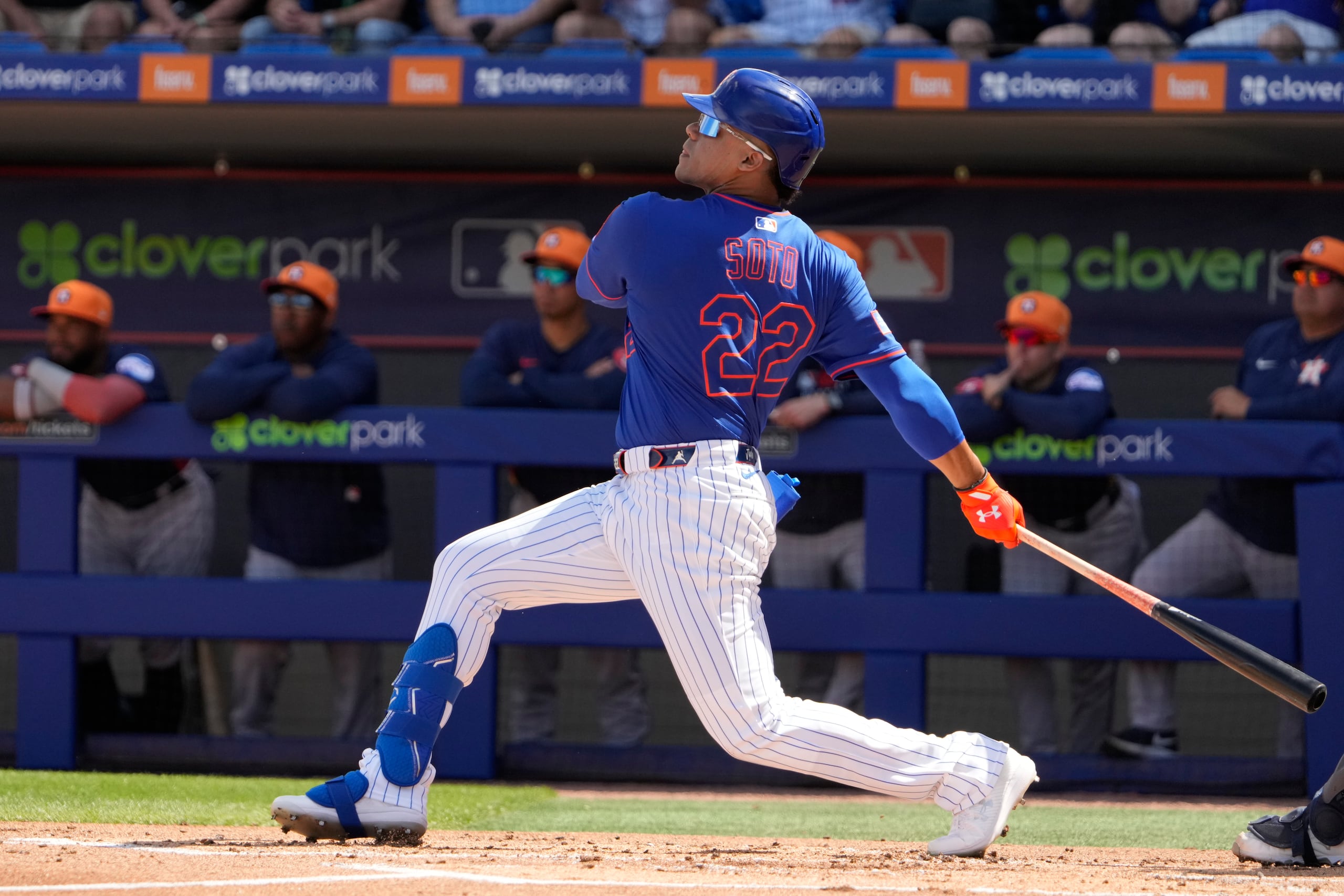 Juan Soto conecta su primer cuadrangular con los Mets de Nueva York durante su primer turno en los entrenamientos de primavera.