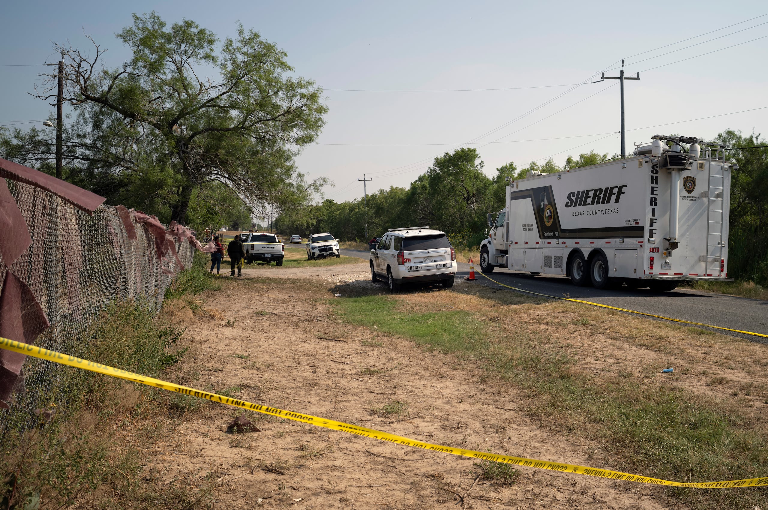 Siguiendo una pista sobre una operación de tráfico de personas, los agentes de la oficina del sheriff del condado de Bexar encontraron el jueves por la mañana a 26 migrantes en una residencia cerca de San Antonio.