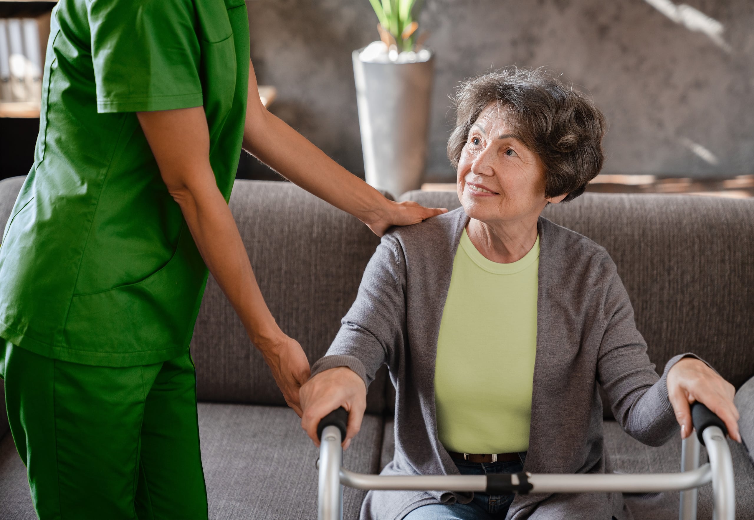 Prepararse para cuidar implica identificar los recursos médicos, asistenciales, terapéuticos, económicos y técnicos disponibles, además de fortalecer la preparación emocional y espiritual.