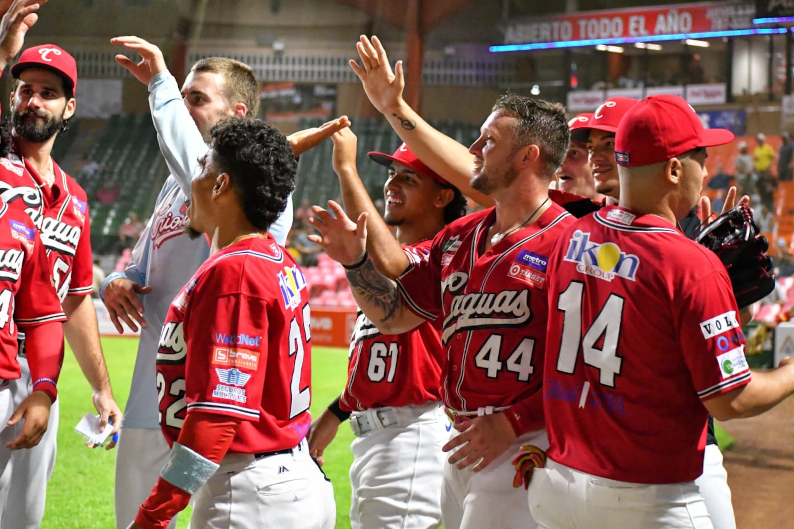 Criollos celebran su primer triunfo de la temporada.