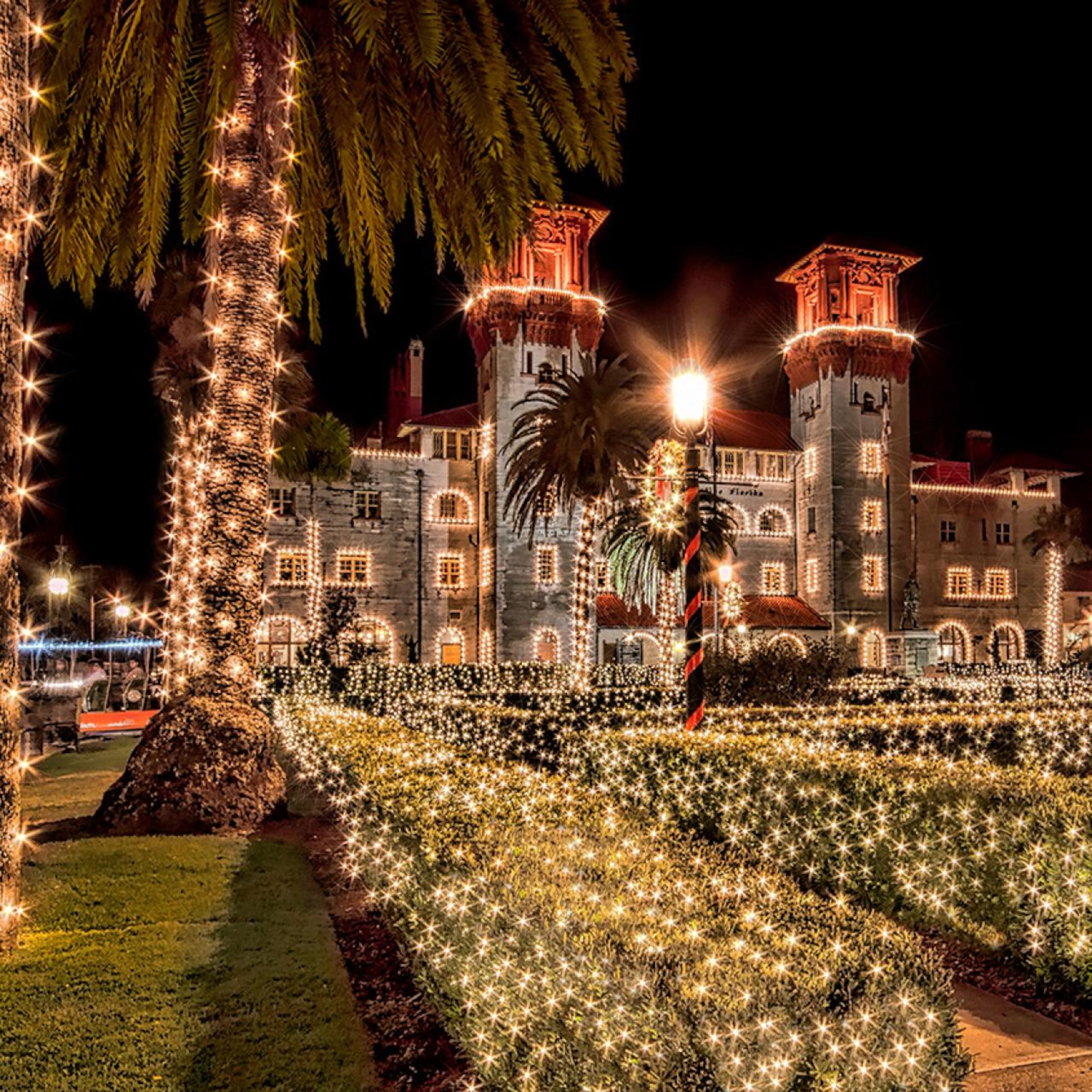 Las “Noches de l as Luces” (Nights of Lights) iluminan esplendorosamente a la Plaza de la Constitución en San Agustín , Florida, con un despliegue de unos tres millones de lucecitas