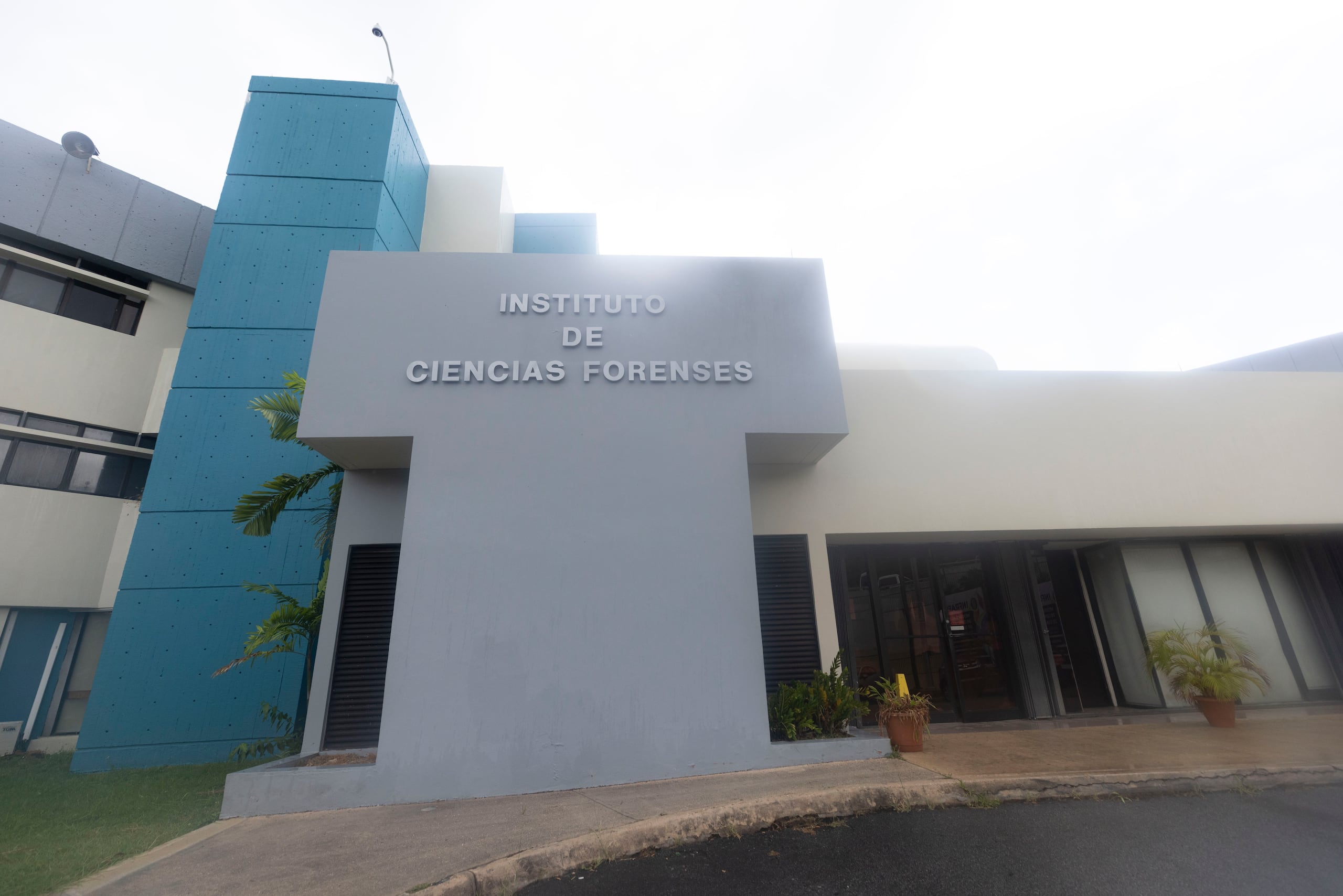 El cadáver del confinado fue trasladado al Instituto de Ciencias Forenses para fines de autopsia. (Archivo/ Foto Xavier Araujo | GFR Media)