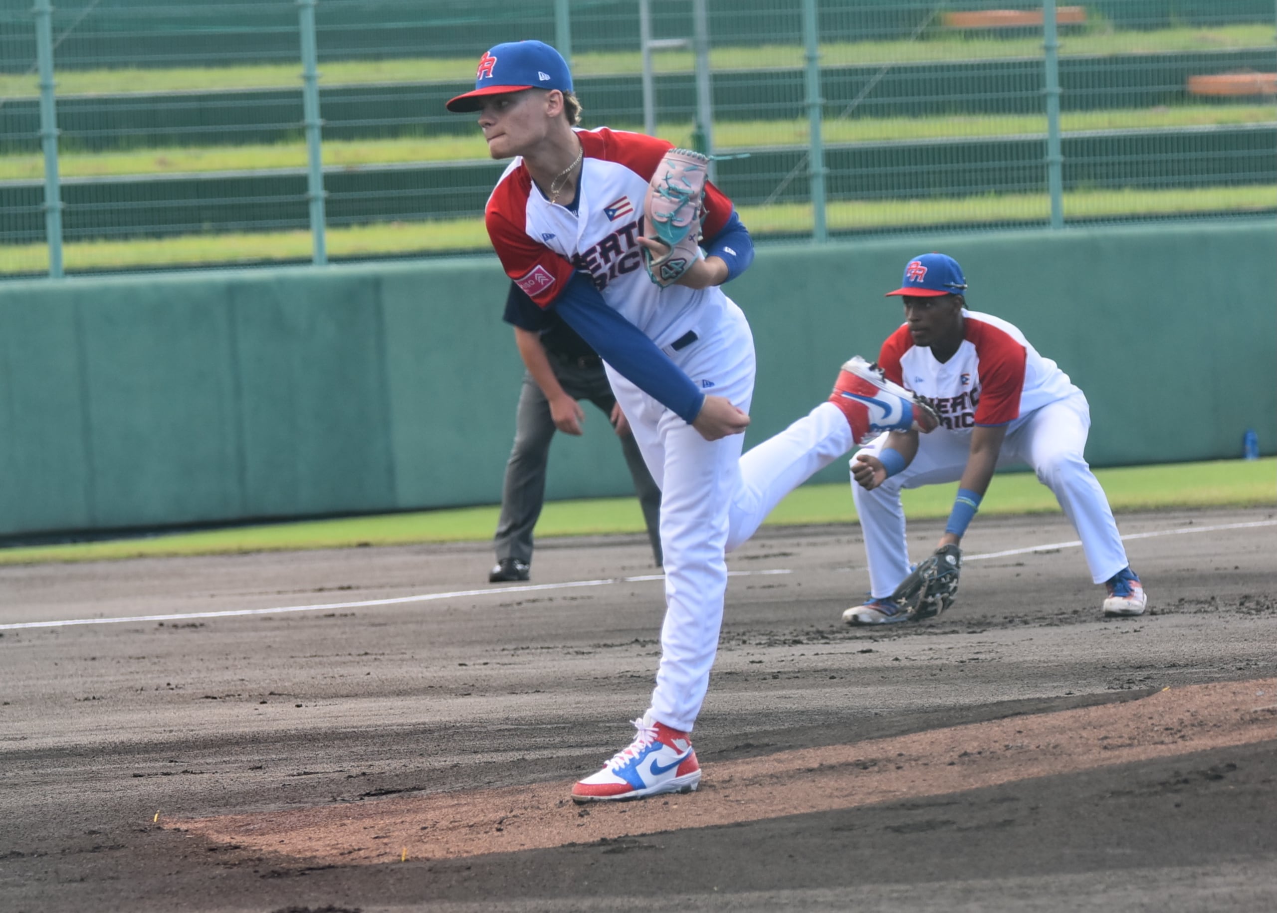 Richard de Jesús, en la foto, estuvo dominante en la lomita.