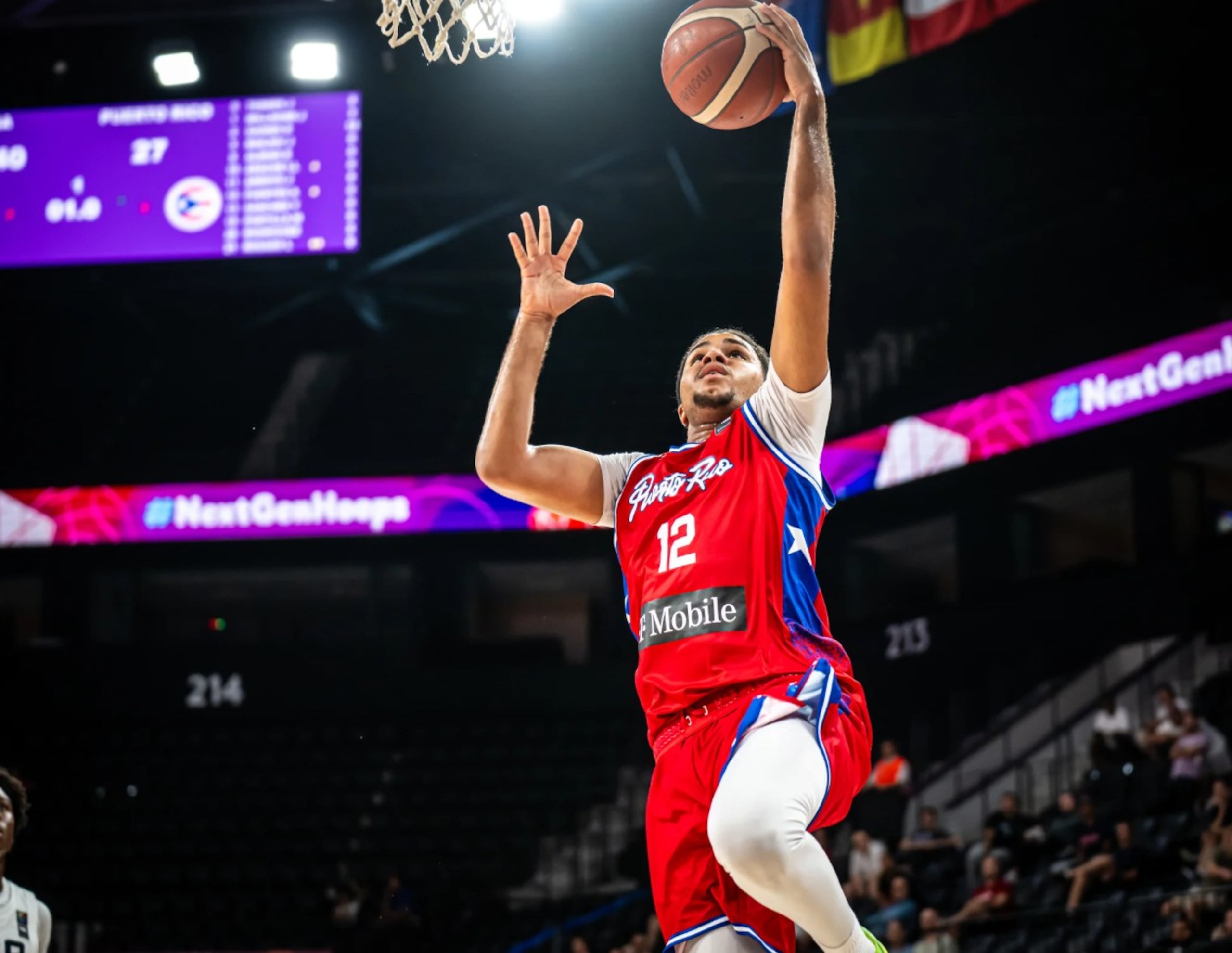 Alexis Fuentes toma una bandeja en el partido ante Estados Unidos. (FIBA)