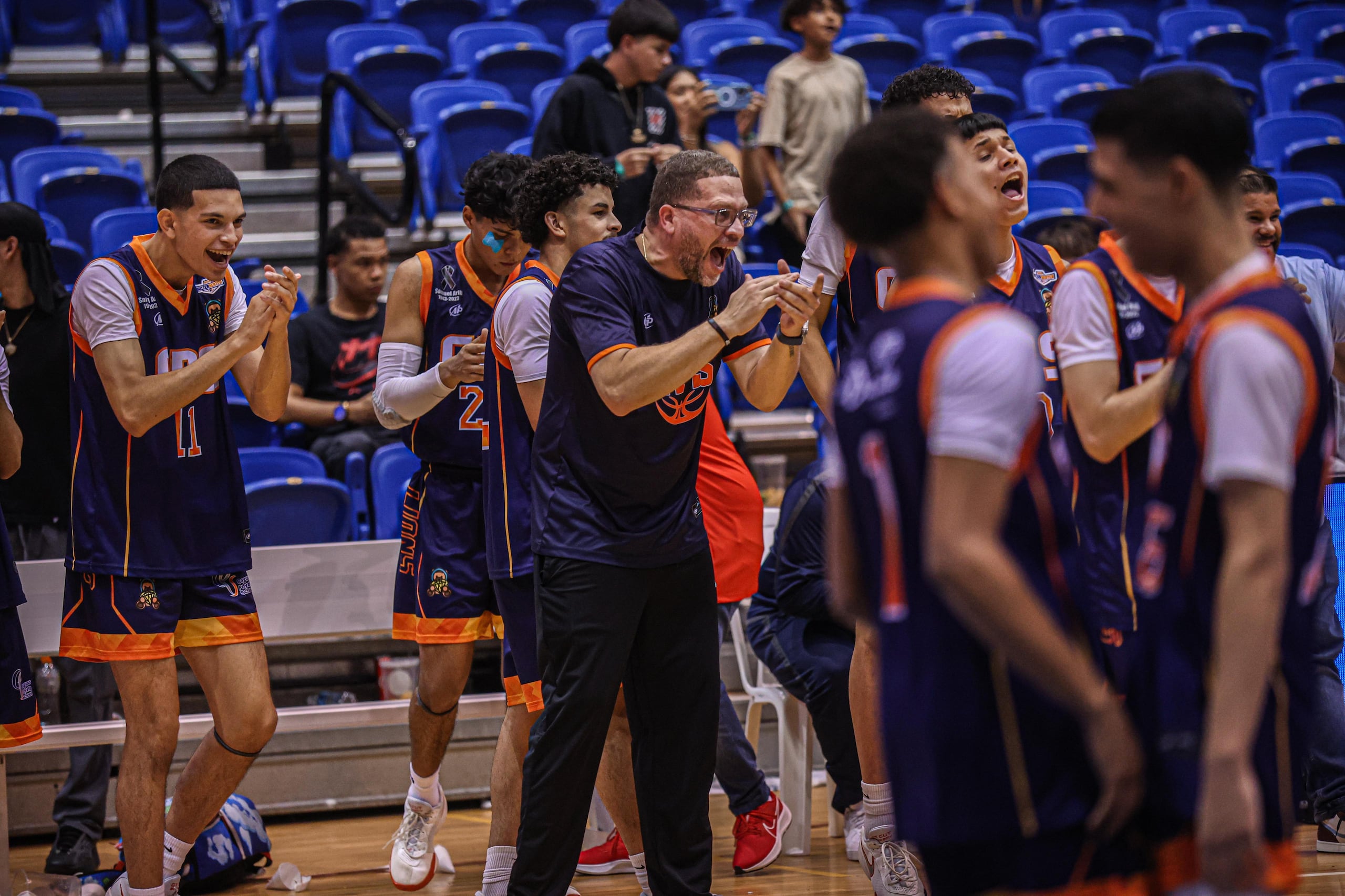 El dirigente Iván Ríos -al centro- e integrantes de Caguas Private School celebran la victoria sobre San Felipe que les avanzó a la final del Buzzer Beater.