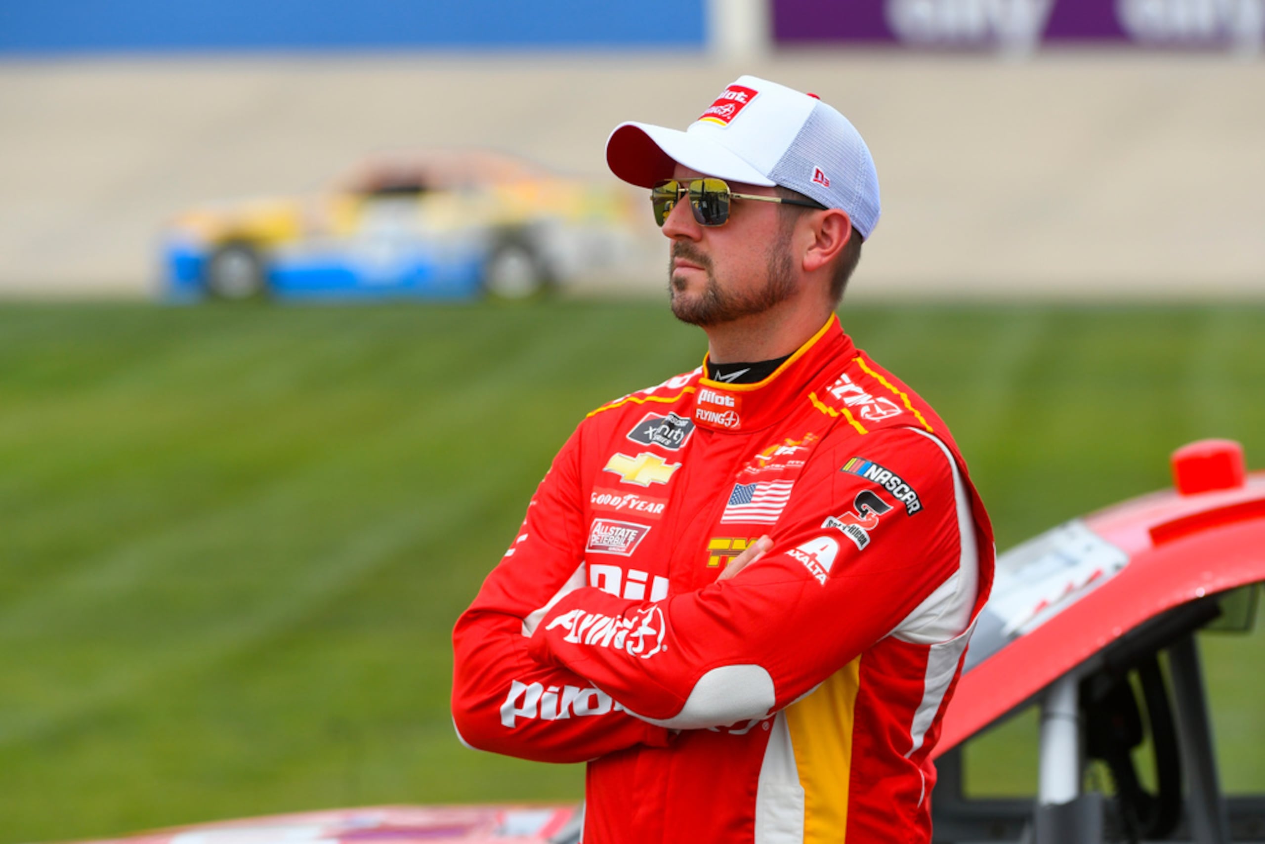 El piloto Michael Annett observa el tablero durante la sesión de clasificación para la carrera de la Serie Xfinity de NASCAR el 19 de junio de 2021, en Lebanon, Tennessee.
