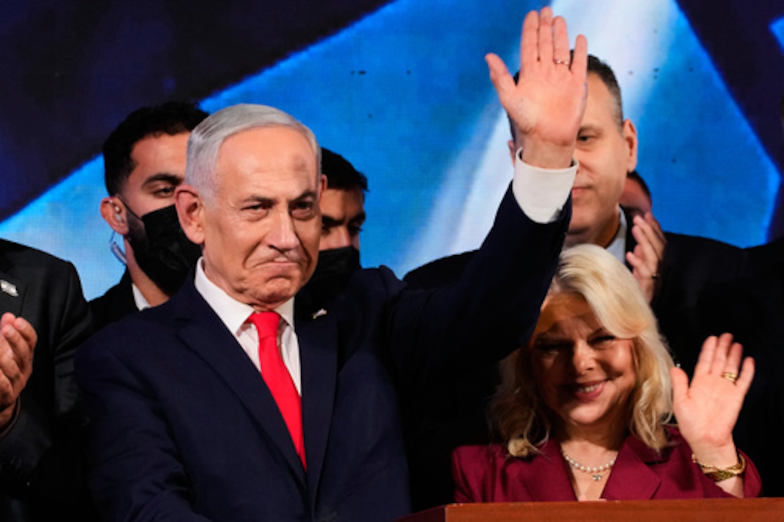 El primer ministro israelí, Benjamin Netanyahu, acompañado de su esposa, Sara, saluda a sus seguidores en la sede del partido Likud en Jerusalén tras la publicación de los primeros resultados de las encuestas a pie de urna de las elecciones generales de Israel, el miércoles 28 de octubre de 2026. (Foto AP/Ohad Zwigenberg)