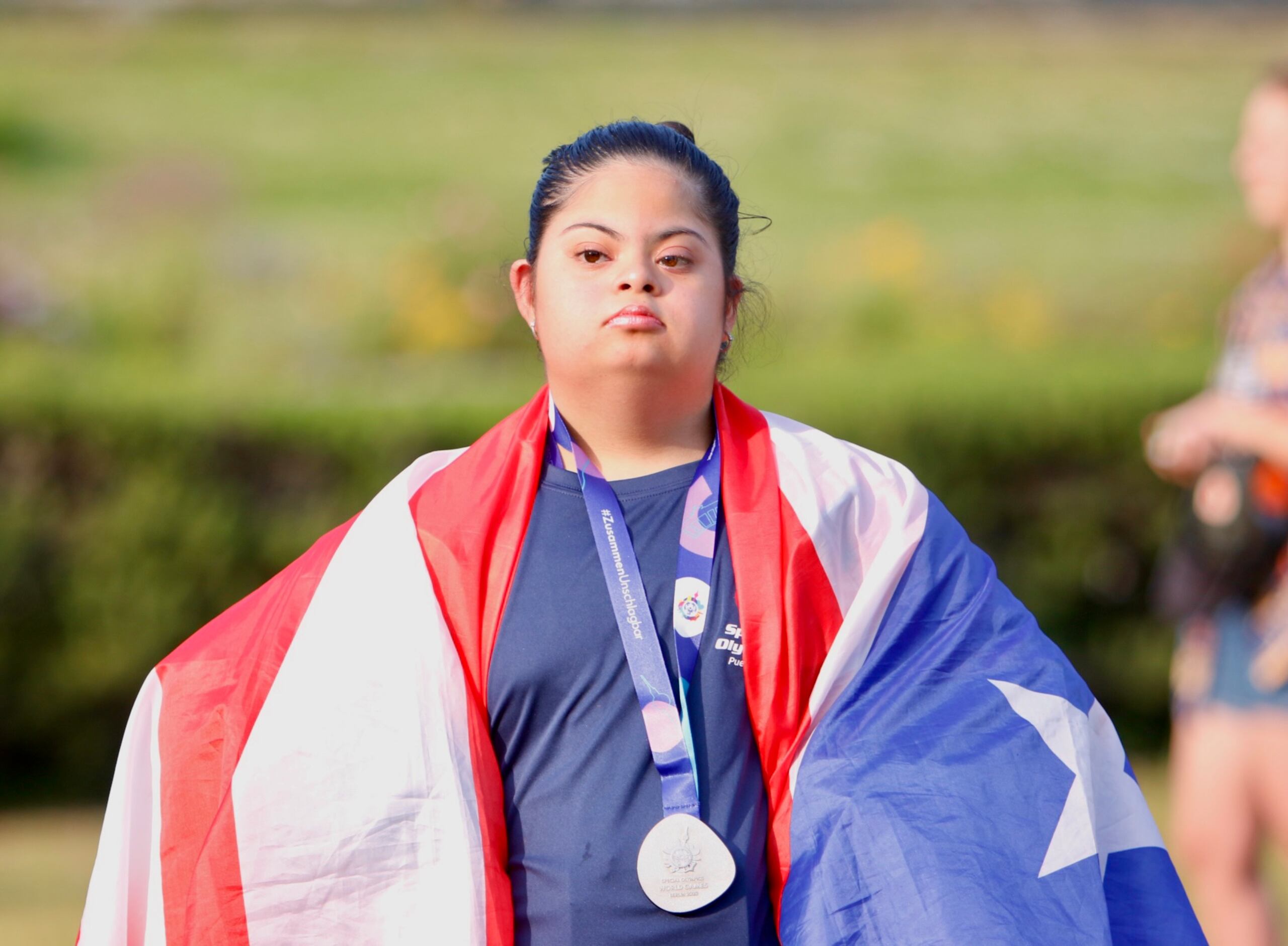 Sophía Plá aparece aquí con la medalla de plata que ganó en los Juegos Mundiales de Olimpiadas Especiales en Berlín en el verano del 2023.