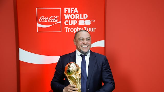 Roberto Carlos y Karanka dan la bienvenida al trofeo del Mundial en su visita al Bernabéu