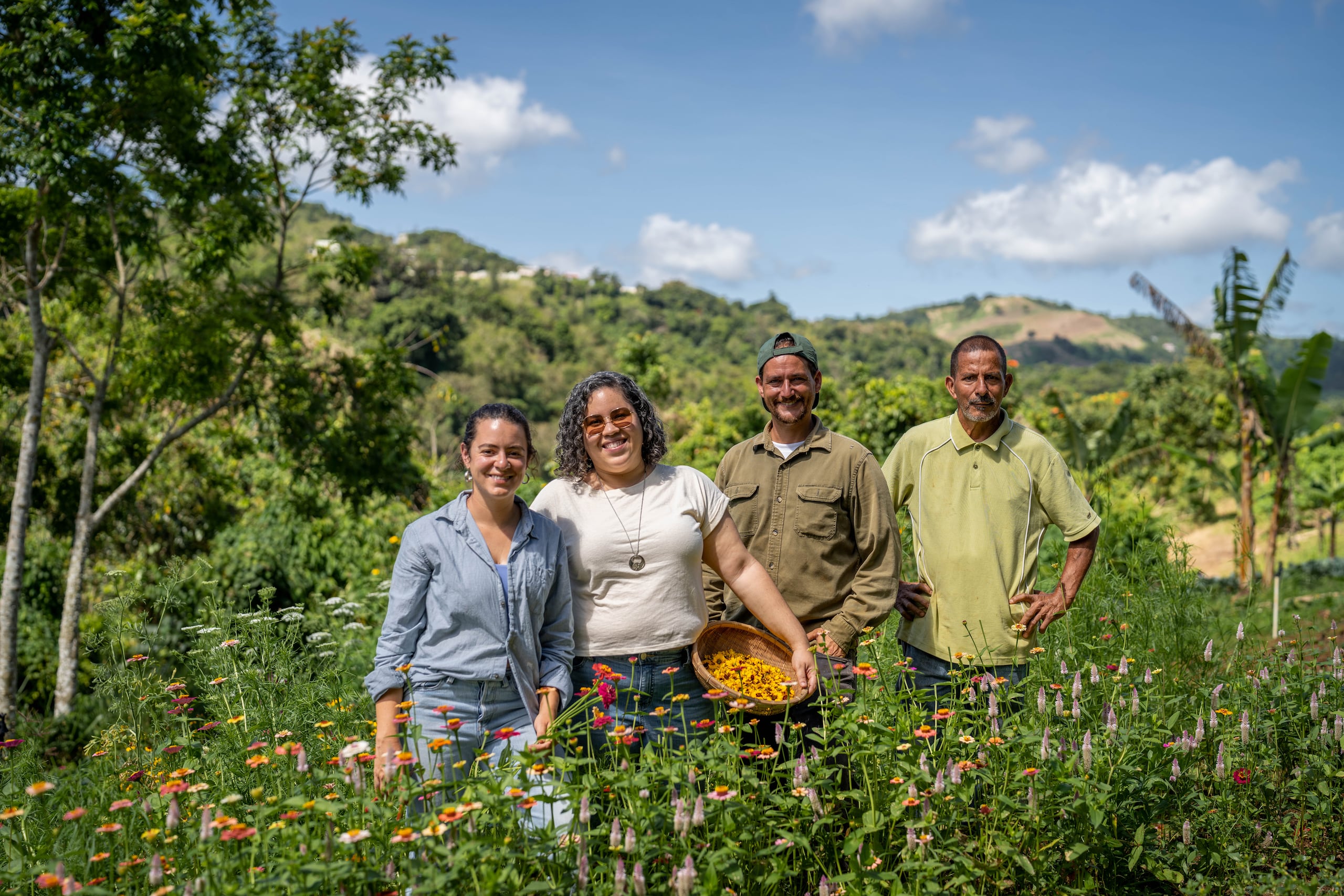 Leila Mattina y Beatriz Lizardi son coordinadoras y co-gerentes de Trama Antillana, proyecto de textiles e hilo en Finca Siembra Tres Vidas. Mientras que Leonardo Laboy se destaca como coordinador de enlace y Edwin Rosario Soto, fundador y coordinador de Siembra Tres Vidas.