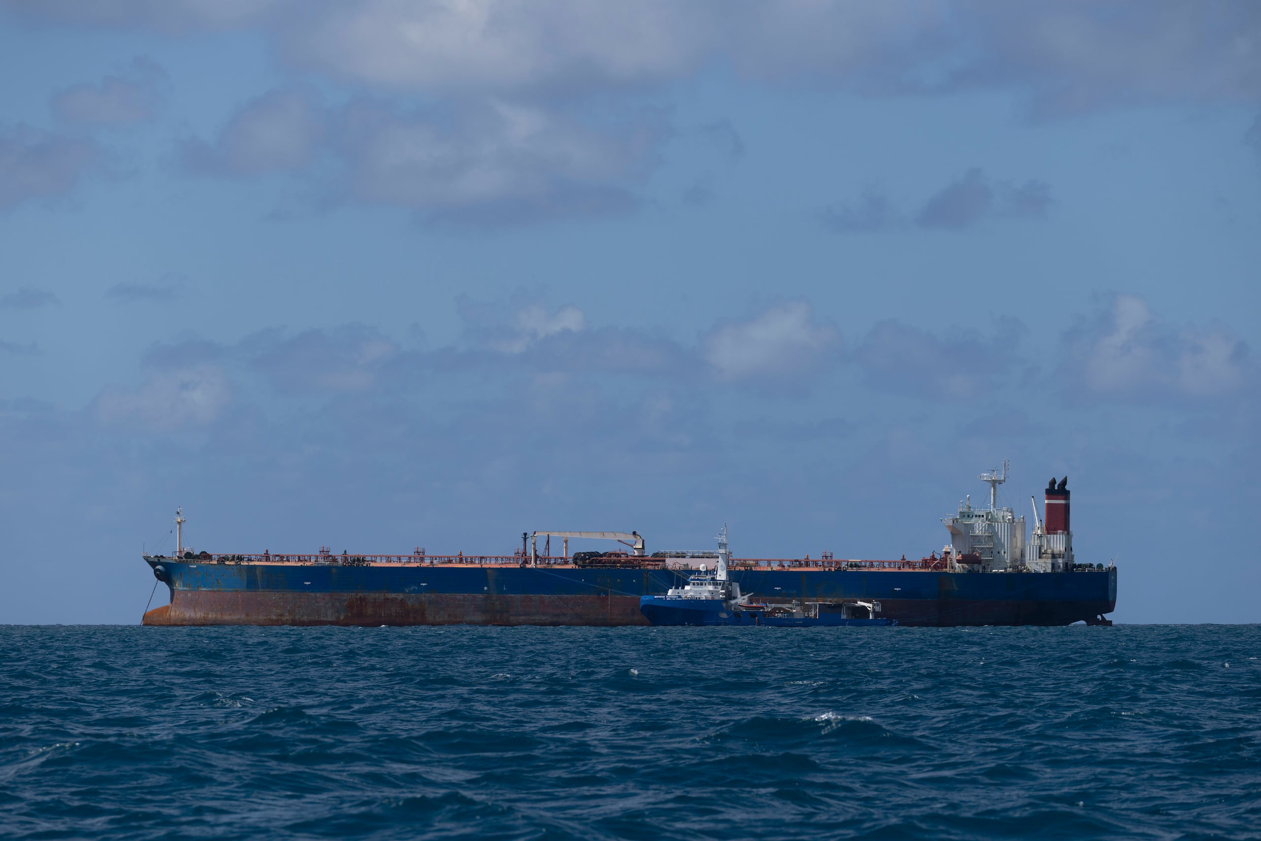 Una de las medidas para controlar el precio fue la suspensión temporal de la Ley Jones, que exige que el transporte de mercancías entre puertos estadounidenses se realice en embarcaciones nacionales.