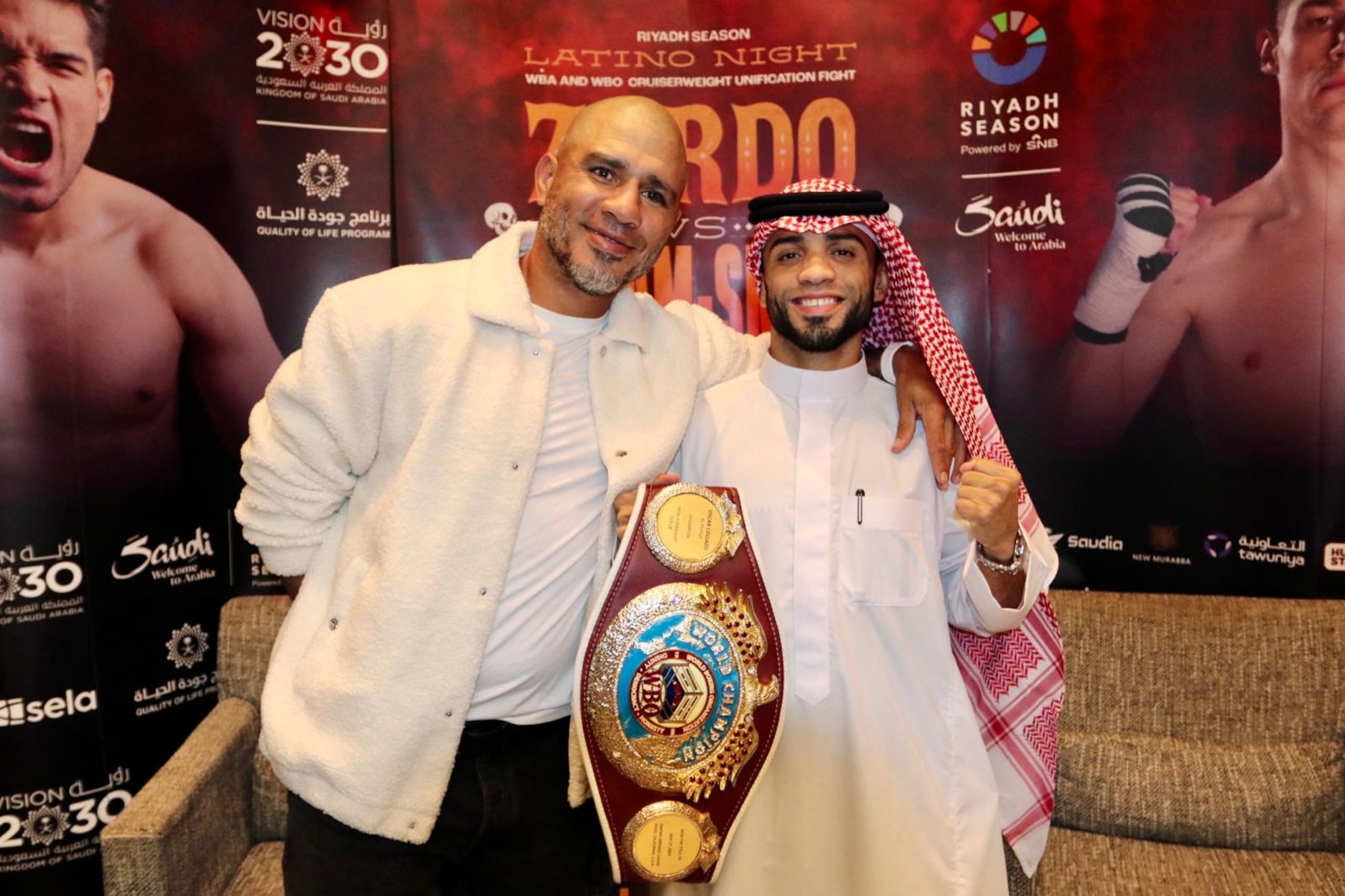 El campeón mundial de las 105 libras, Oscar Collazo, junto a su promotor Miguel Cotto, previo al pesaje.