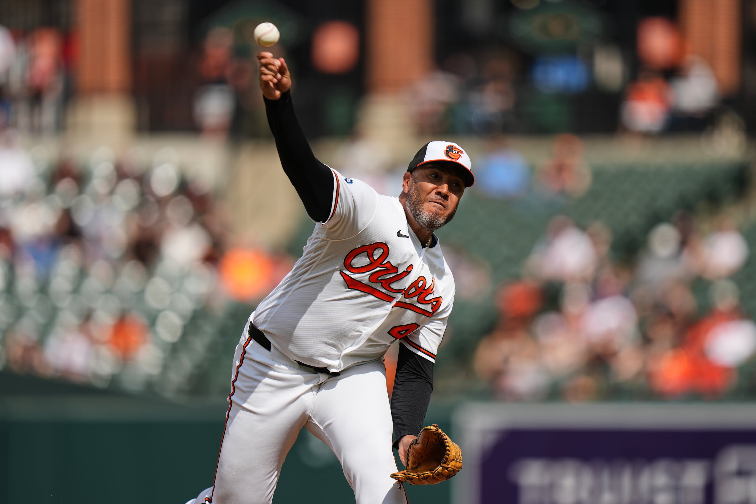 Albert Suarez, lanzador de los Orioles de Baltimore, en la loma ante los Rangers de Texas.