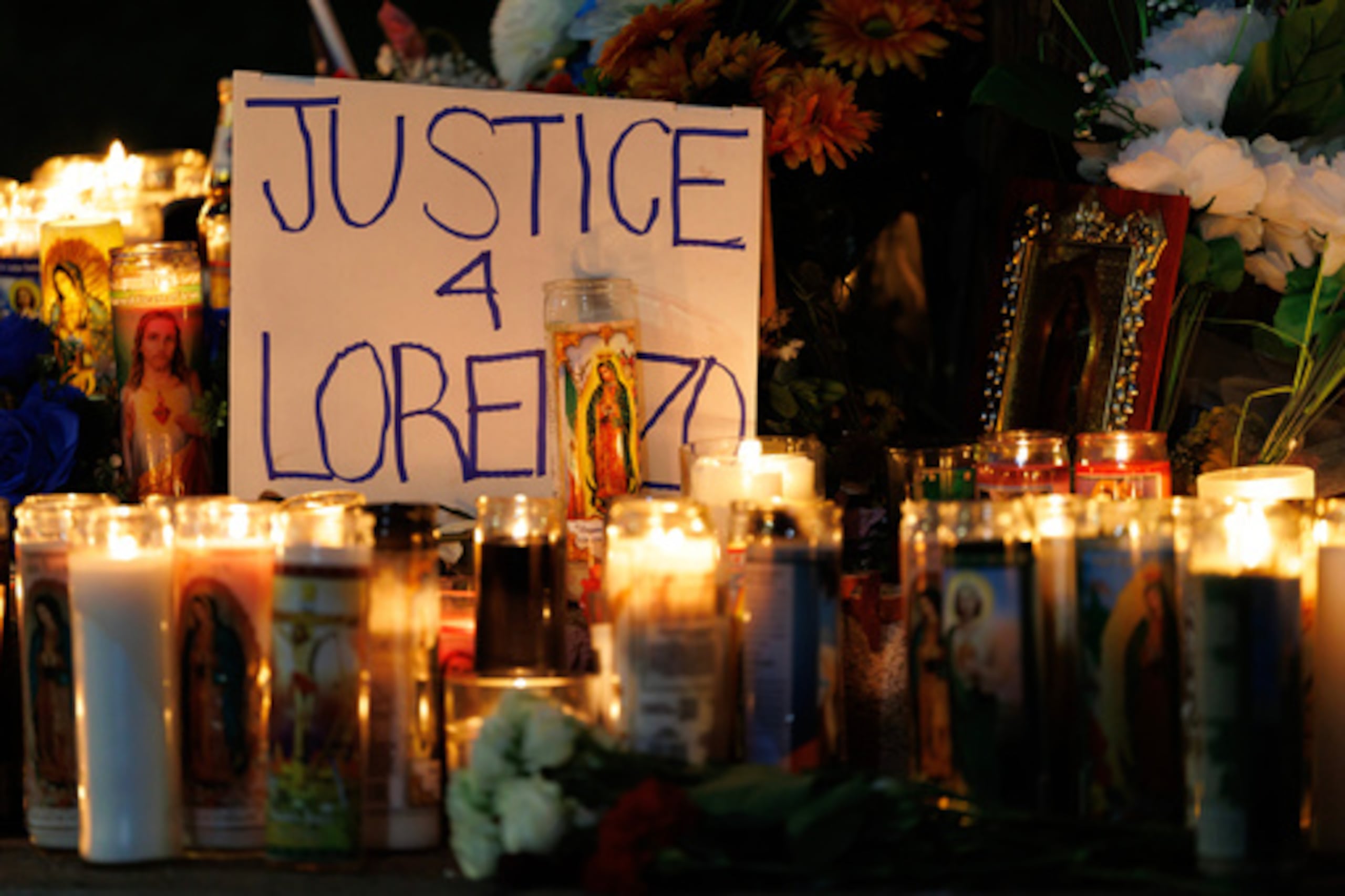 Se encienden velas durante una vigilia en memoria de Lorenzo Salgado Araujo.
