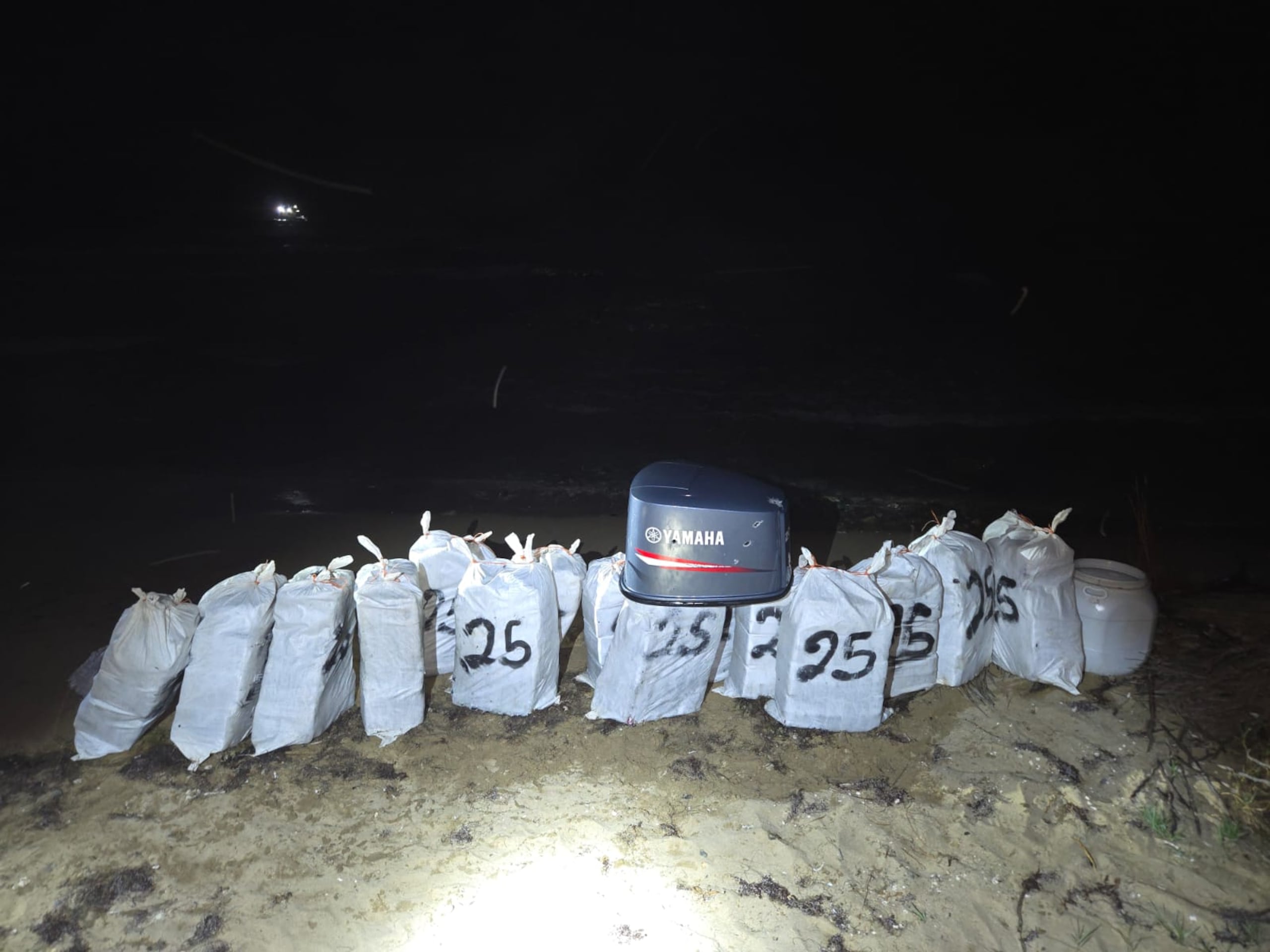 Cargamento de cocaína valorado en $8.2 millones incautado en una yola por el CBP, en Playa Mario, Maunabo.