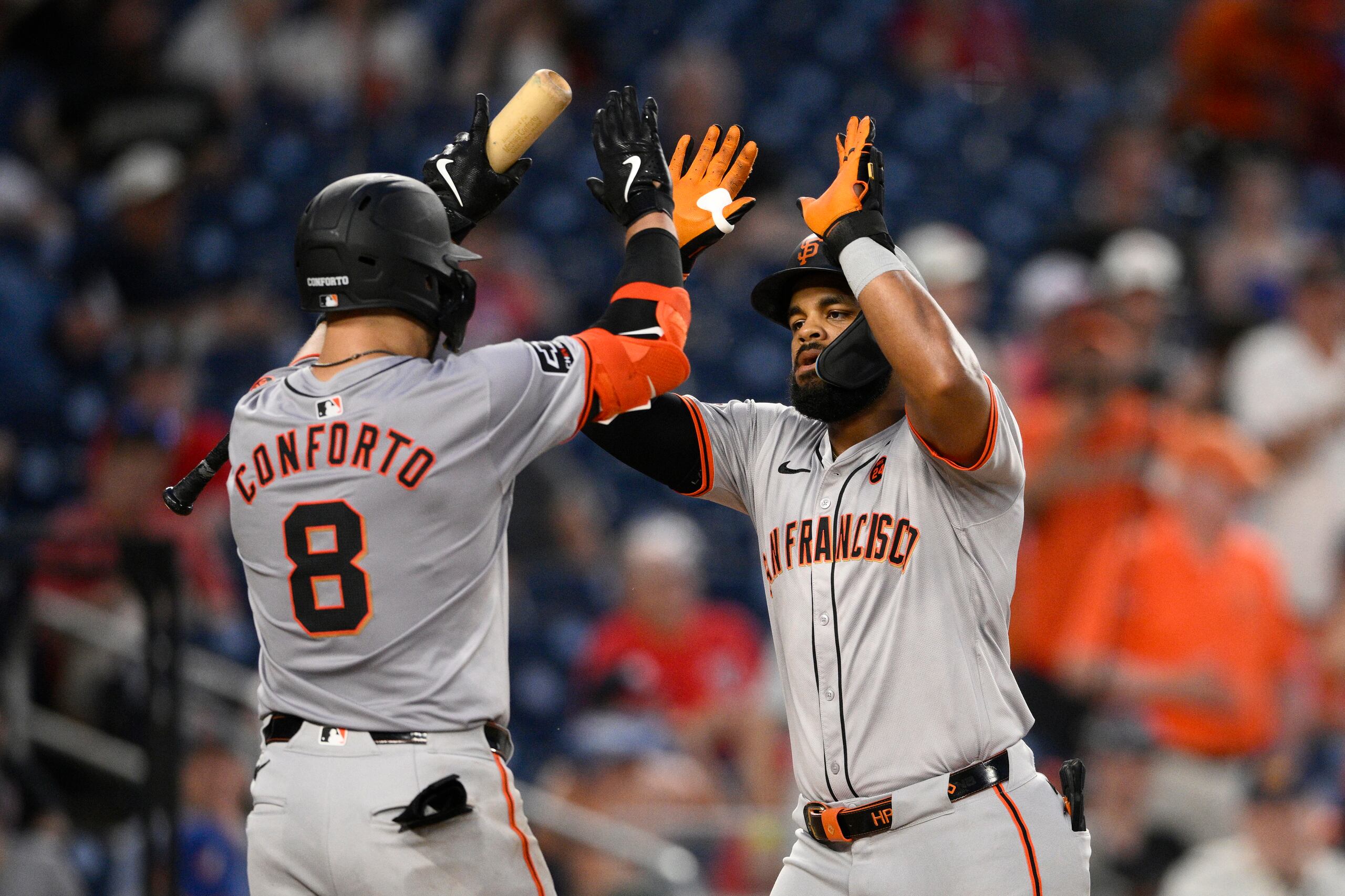 El puertorriqueño de los Giants de San Francisco, Heliot Ramos, celebra su jonrón en la quinta entrada con Michael Conforto.