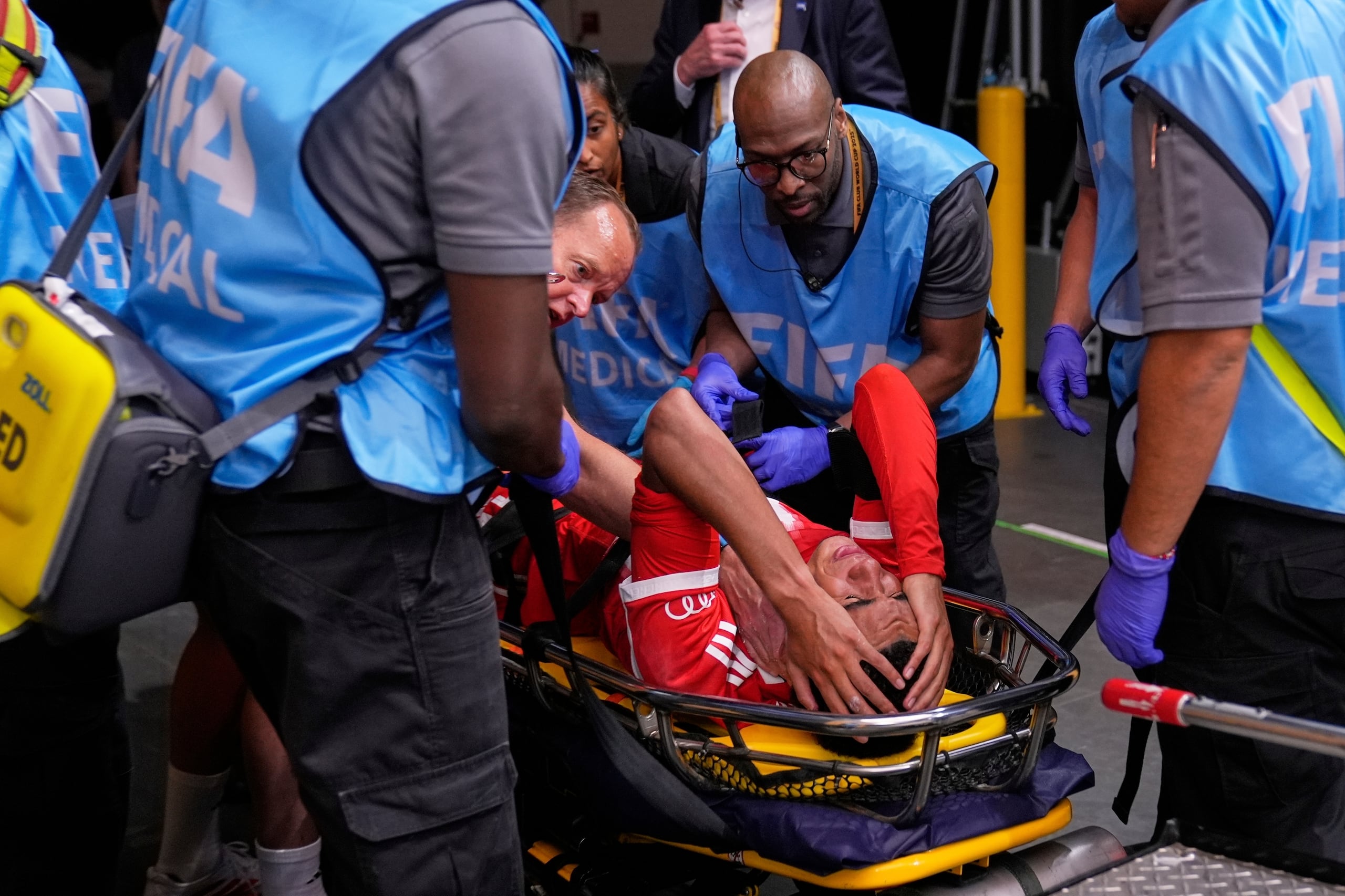 Jamal Musiala, del Bayern, es sacado de la cancha en camilla tras lesionarse en el partido contra el Paris Saint-Germain en los cuartos de final del Mundial de Clubes.