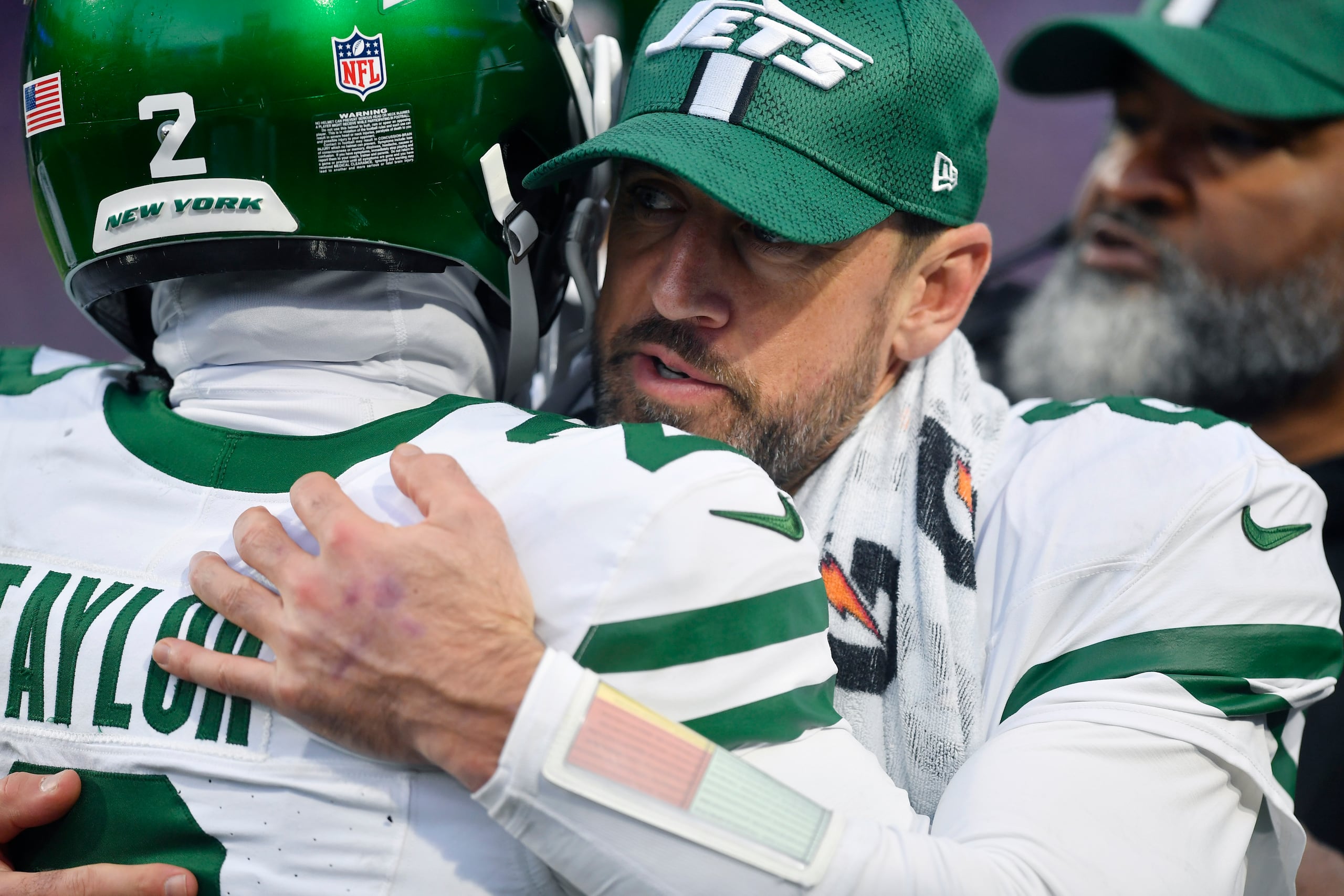 El quarterback de los Jets de Nueva York, Aaron Rodgers, izquierda, abraza a su compañero de equipo, Tyrod Taylor (2), después de un touchdown durante la segunda mitad de un partido de fútbol americano de la NFL contra los Bills de Buffalo, el domingo 29 de diciembre de 2024, en Orchard Park, Nueva York.