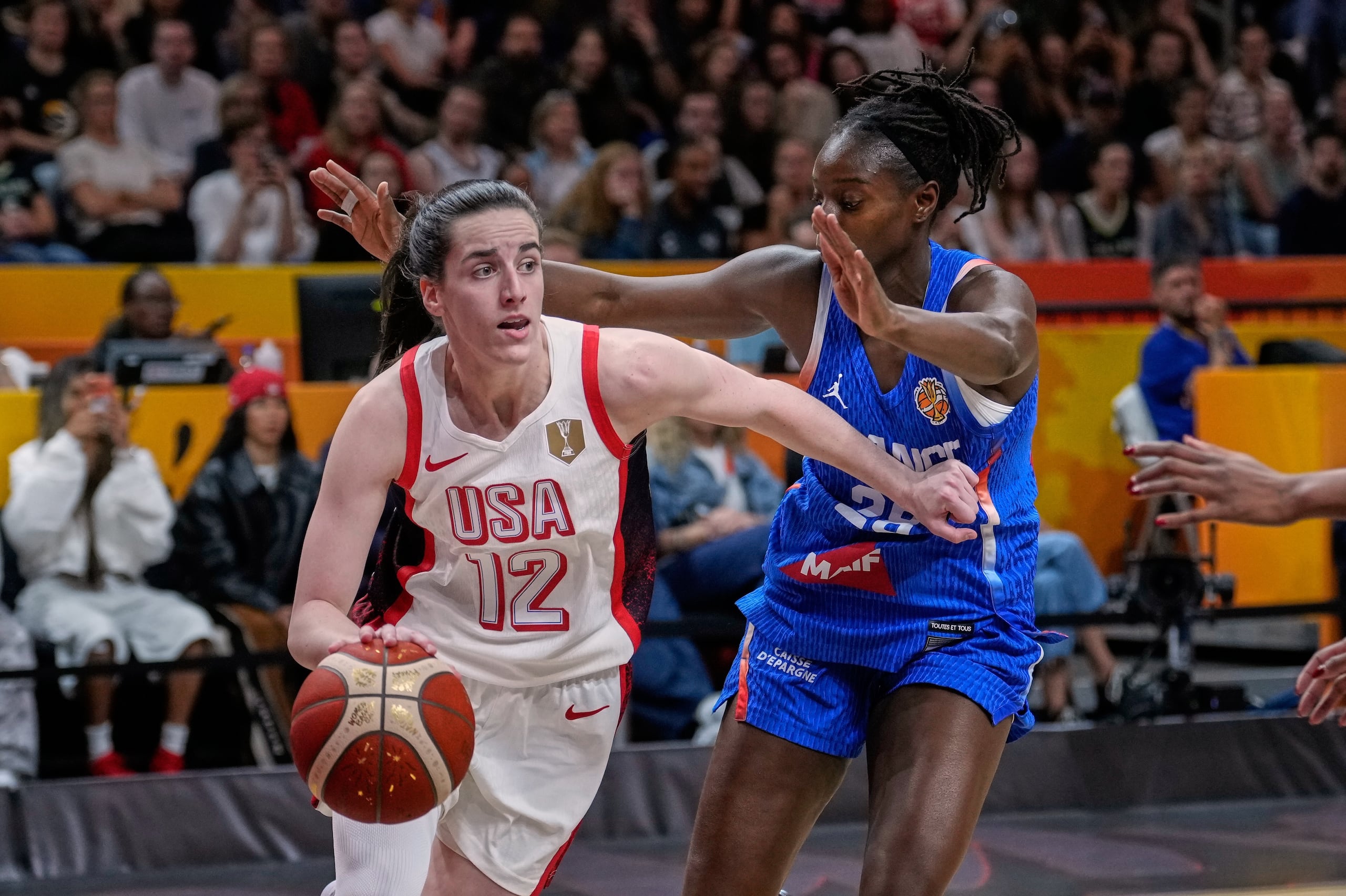 La francesa Mamignan Toure marca a la estadounidense Caitlin Clark durante la final de la Copa Mundial.