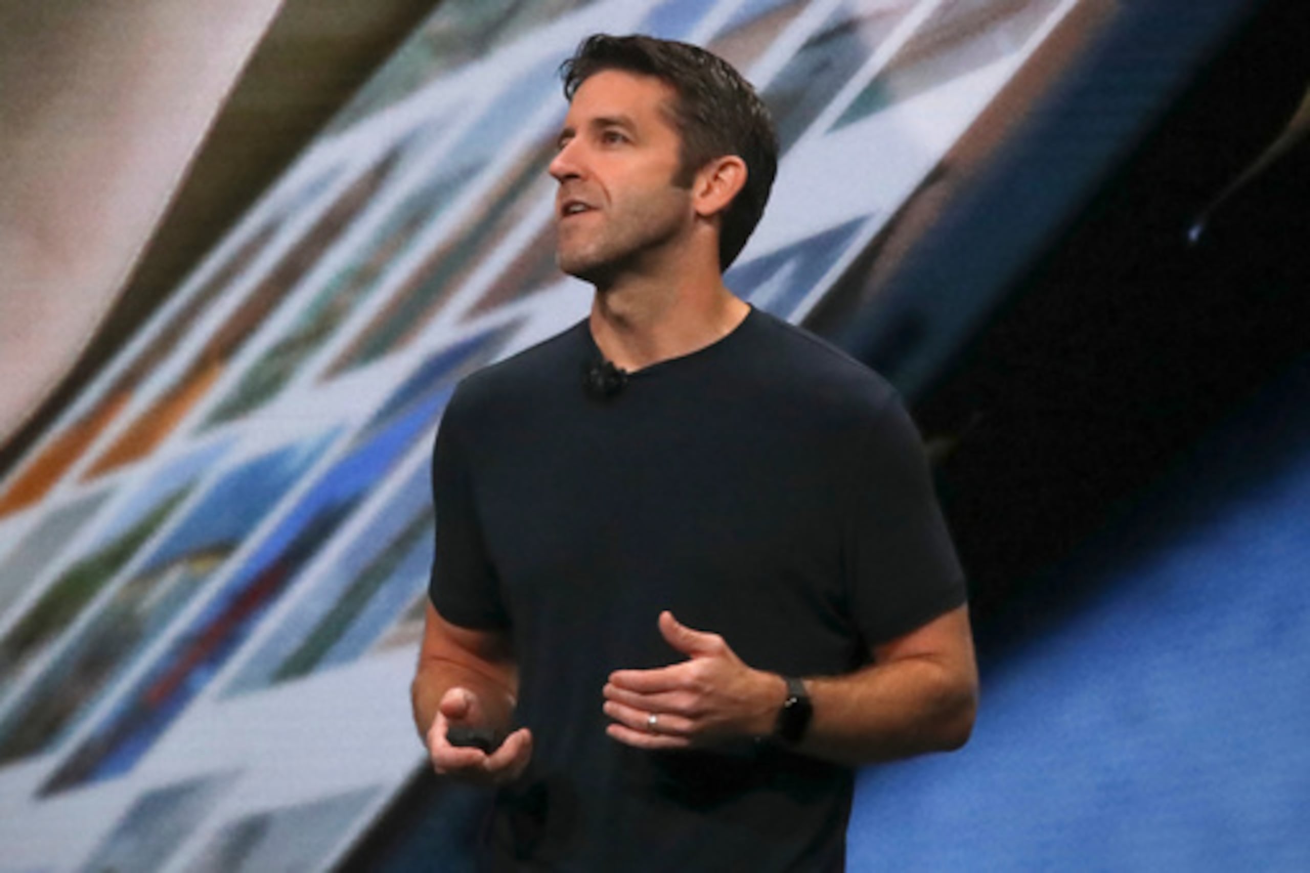 ARCHIVO - John Ternus, vicepresidente de Ingeniería de Hardware de Apple, habla sobre las últimas novedades del iPad Pro durante un acto de presentación de nuevos productos celebrado el 30 de octubre de 2018 en el distrito de Brooklyn, en Nueva York. (Foto AP/Bebeto Matthews, archivo)