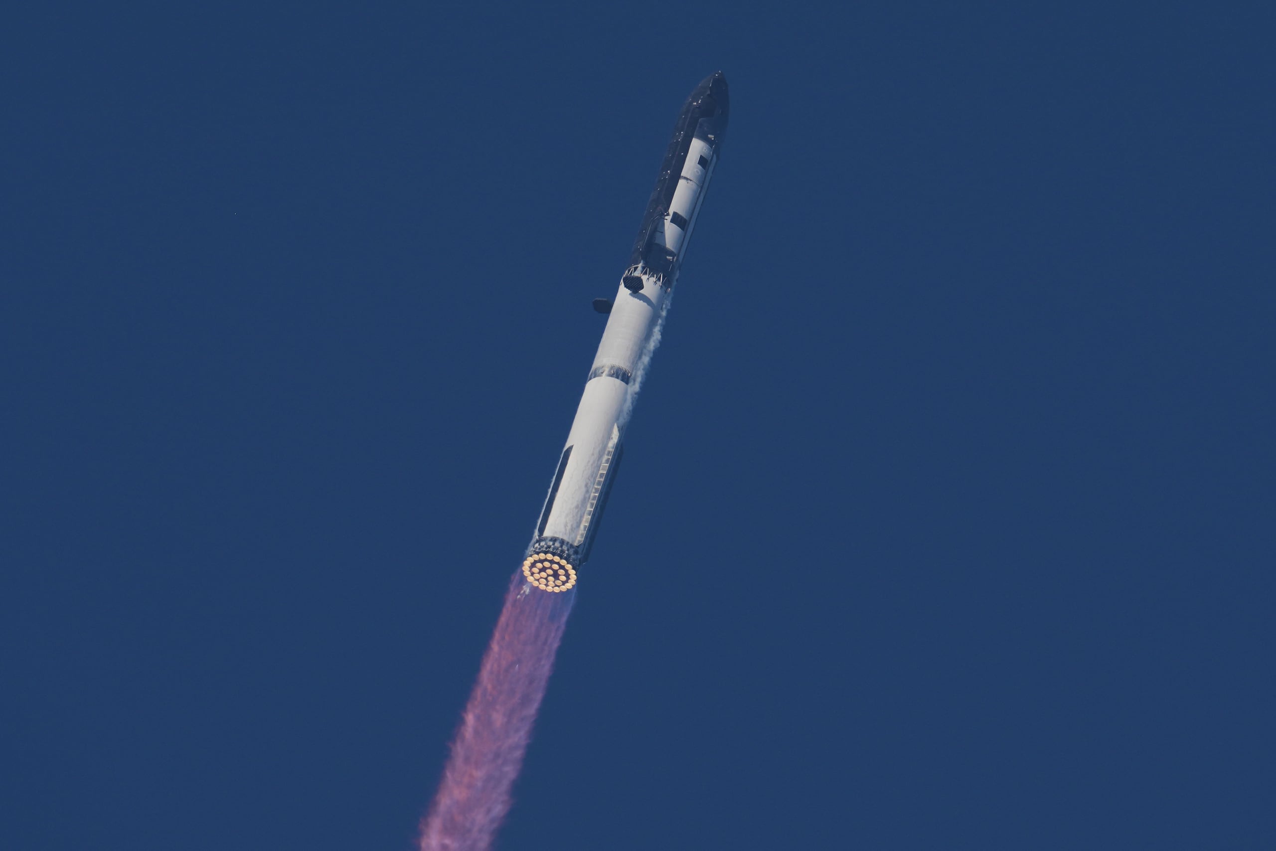La NASA está pagando miles de millones de dólares a SpaceX y a Blue Origin, para que proporcionen los módulos de aterrizaje lunar que se utilizarán para llevar a los astronautas de Artemis a la Luna.