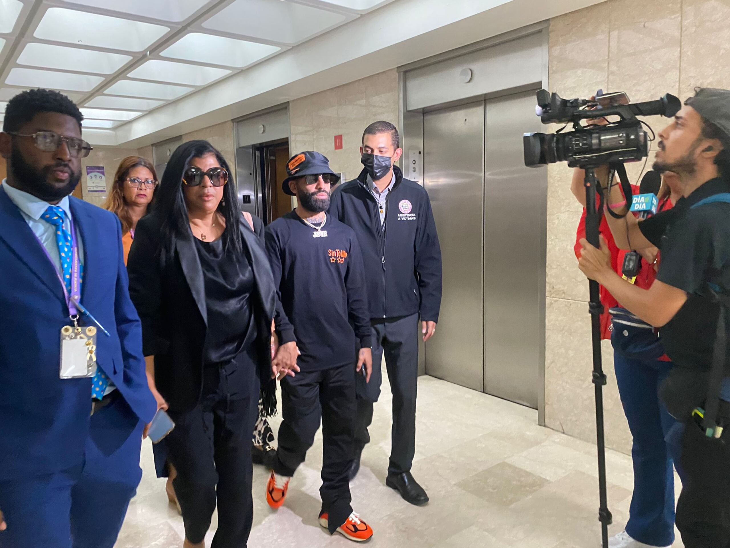 El exponente de música urbana Arcángel llegó hoy, miércoles, al Tribunal de San Juan para acompañar a su madre, Carmen Rosa, en la continuación de la vista de supresión de evidencia en el caso contra la conductora acusada de la muerte de su hermano Justin Santos.