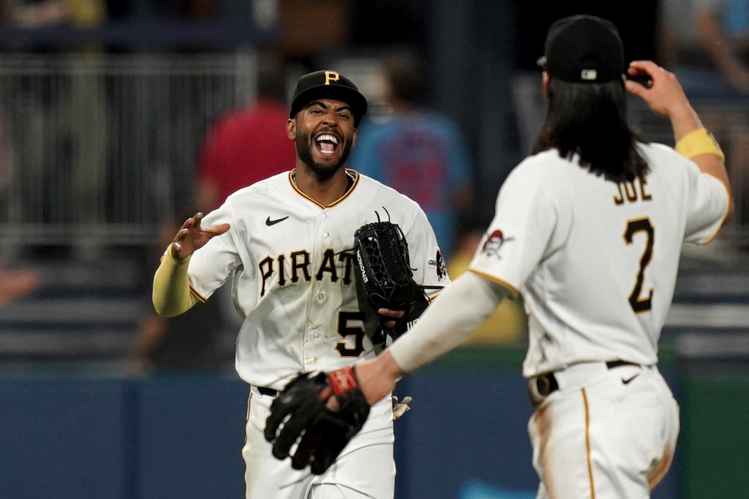 El jardinero izquierdo de los Pirates de Pittsburgh celebra con Connor Joe tras capturar una bola que bateó José Fermín de los Cardenals de San Luis en la novena entrada del encuentro del lunes 21 de agosto del 2023. (AP Foto/Matt Freed)