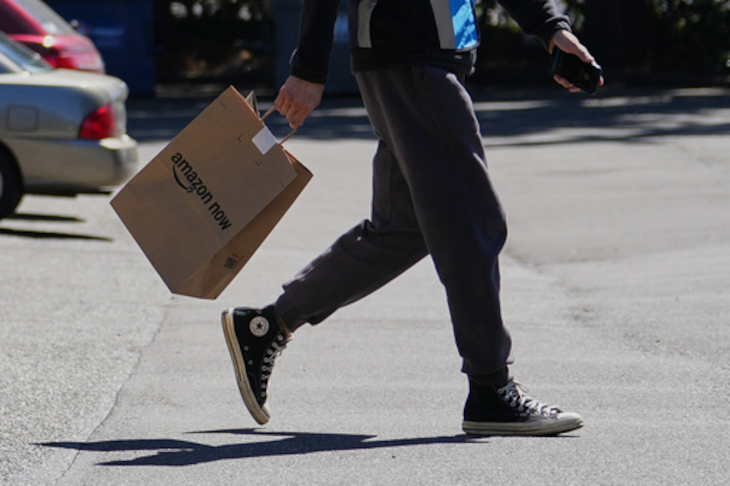 Un conductor recoge un pedido en un local de Amazon Now.