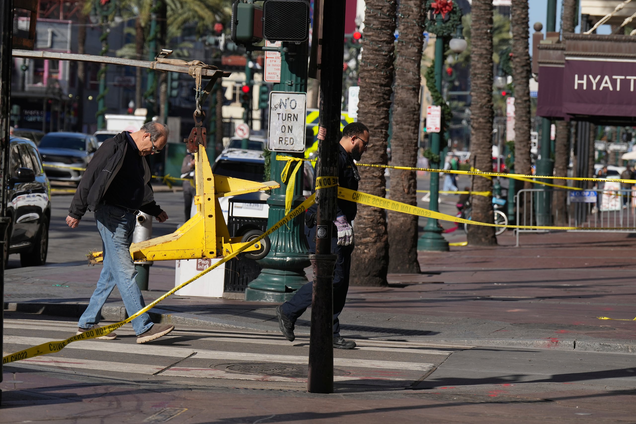 Agentes colocan barreras en las calles Canal y Bourbon el jueves 2 de enero de 2025, en Nueva Orleans. (AP Foto/George Walker IV)