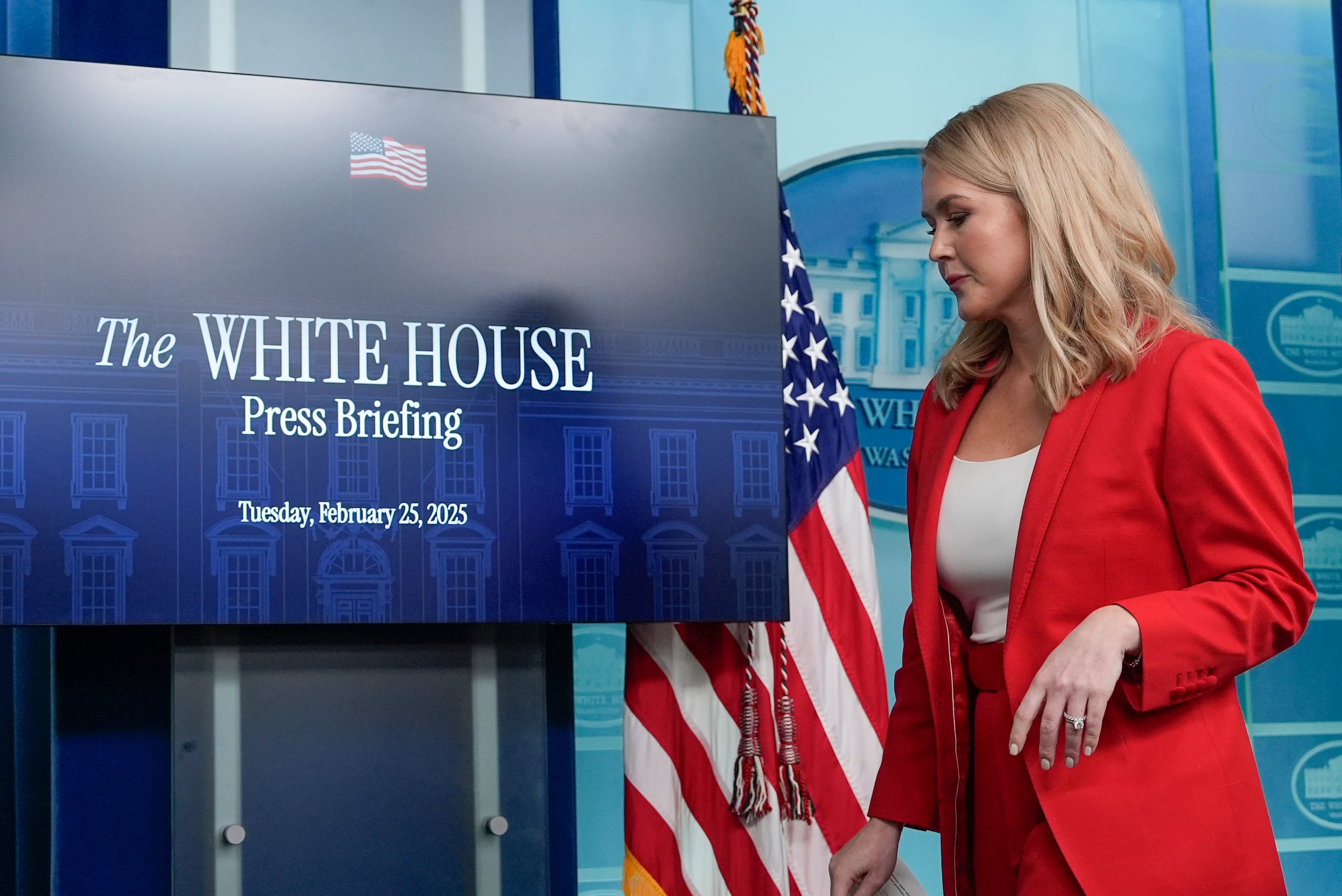 La secretaria de prensa de la Casa Blanca, Karoline Leavitt, pareció cerrar la puerta a la posibilidad de designar un fiscal especial para la investigación de Epstein, diciendo que “alguien en los medios le planteó la idea al presidente”.