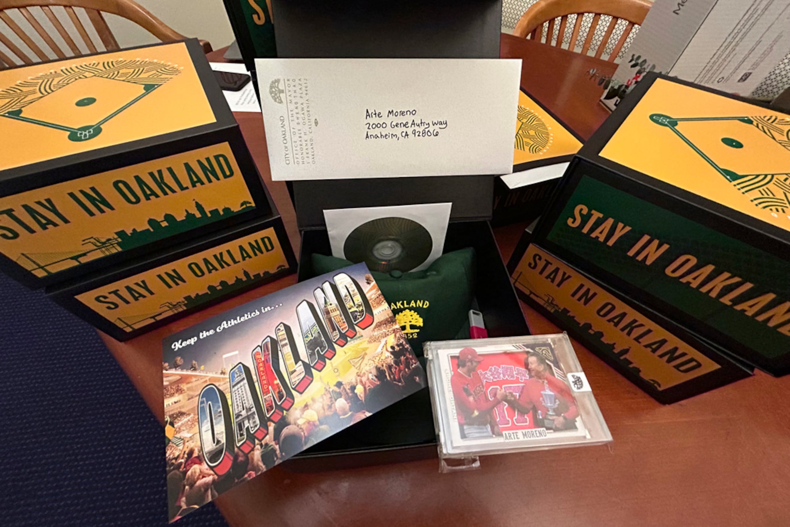 Al menos la mitad de los dueños recibieron cajas especiales con el mensaje “Stay in Oakland” que enviaron los aficionados.
