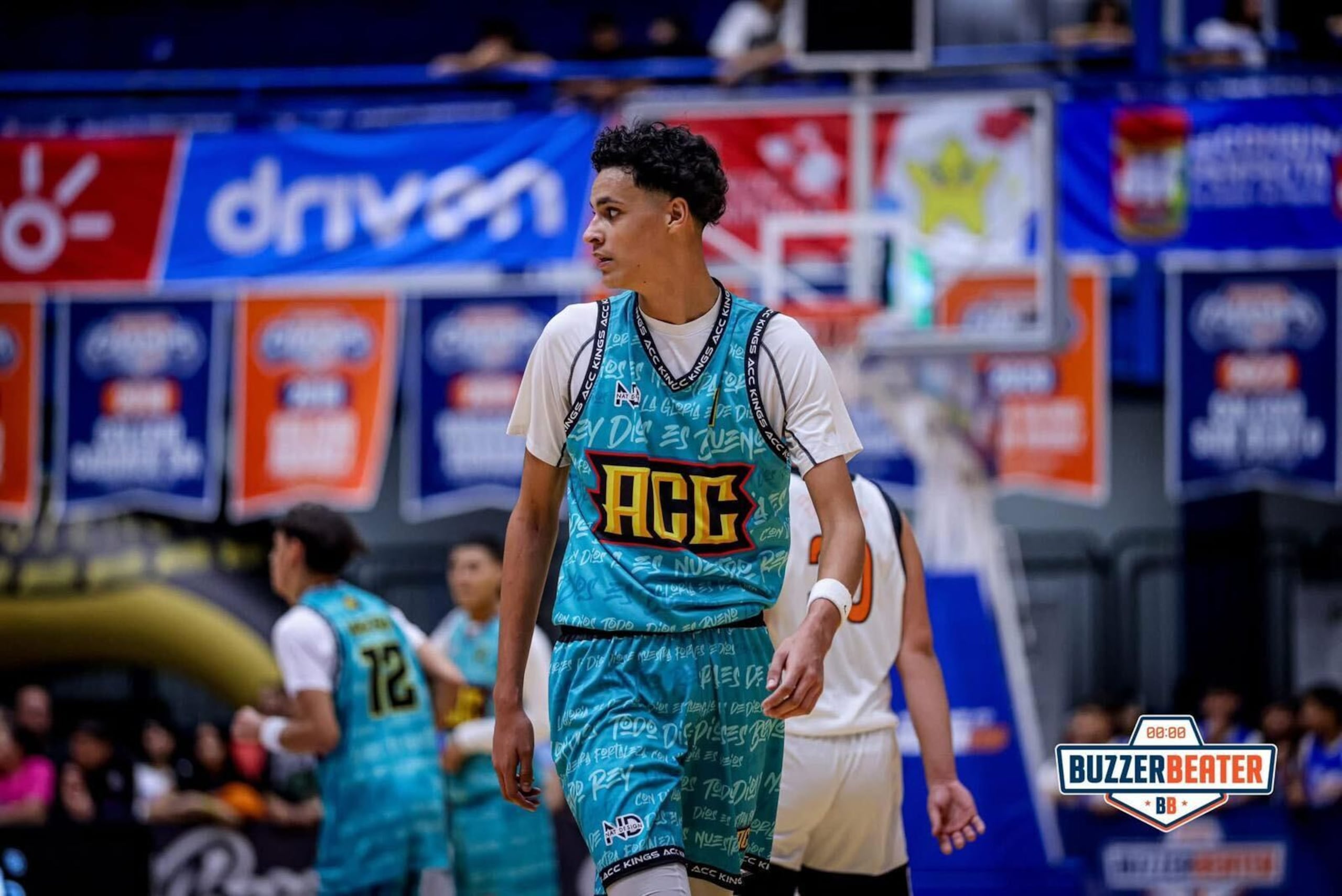 Lenuel Narváez, de la Academia Cristiana Candelaria de Toa Baja, en el Top Ranked Buzzer Beater.