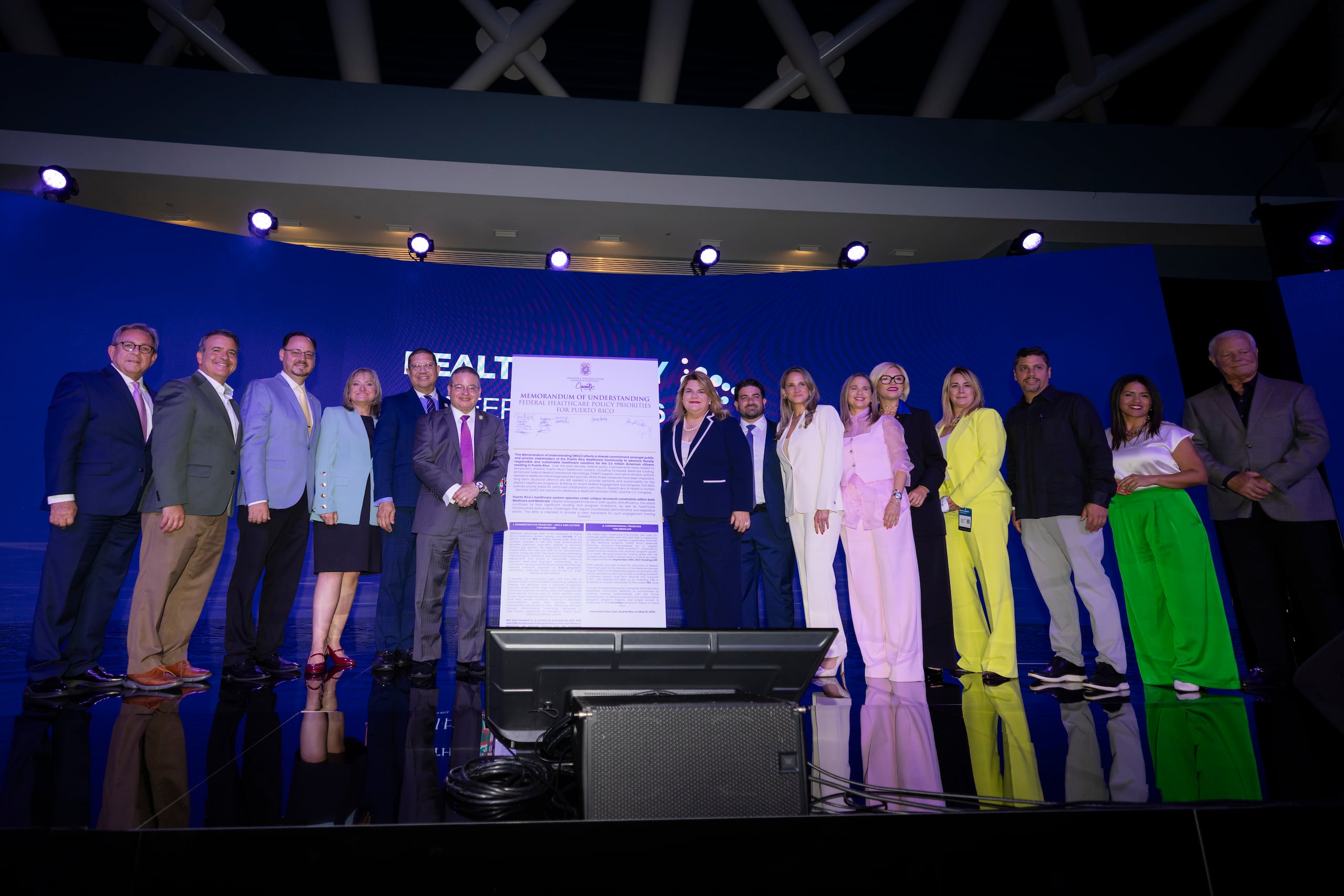 De izquierda a derecha: Ricardo Hernández, Roberto Pando, Marta Rivera Pla, Lcdo. Carlos Santiago, Dr. Víctor Ramos, gobernadora Jennifer González Colón y su esposo, José Yovín Vargas; Gabriella Boffelliu, Solange De Lahongrais, Ivonne Rivera, Luigi Pizarro, Dra. Darielys Cordero y Dr. Jorge Hess.