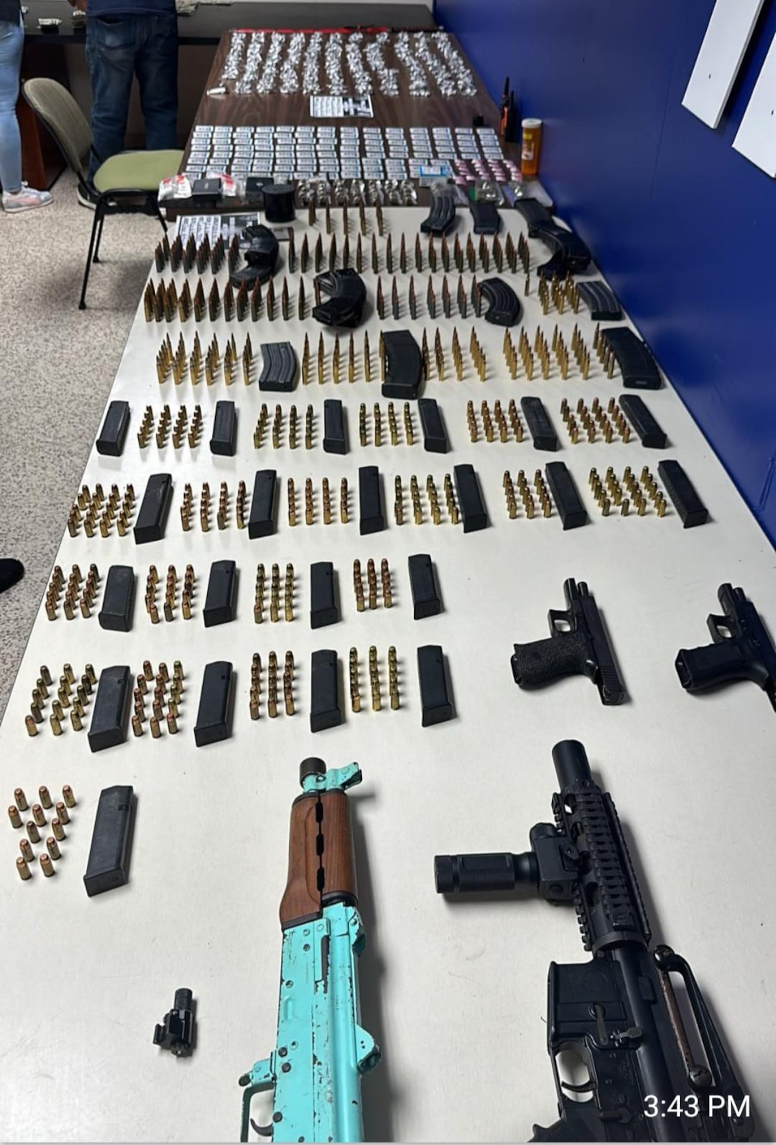 Además de las drogas, en la residencia también se incautaron tres rifles, dos pistolas Glock calibre .40 modificadas para disparar en automático, 35 cargadores y 693 municiones.