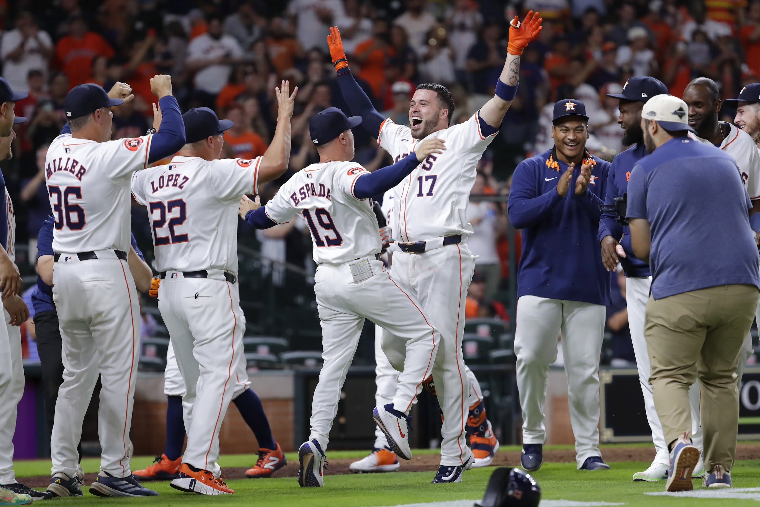 Víctor Caratini, de los Astros de Houston, celebra su jonrón de la victoria con el mánager Joe Espada y sus compañeros ante los Guardianes de Cleveland el martes 30 de abril del 2024.