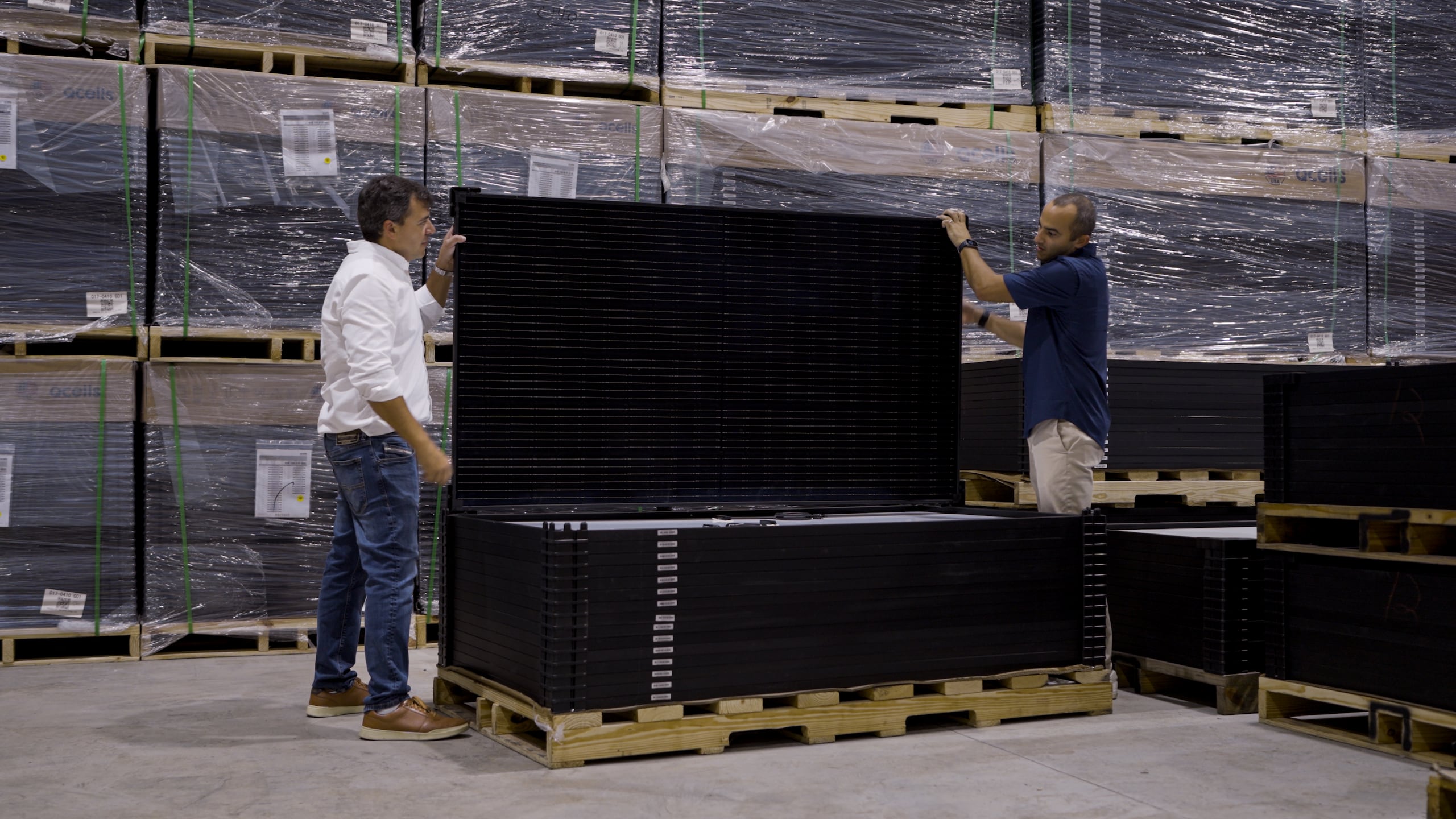 Roumain y Álvarez inspeccionan las placas QCells, consideradas de las más eficientes por su alta calidad, eficiencia y fiabilidad.
