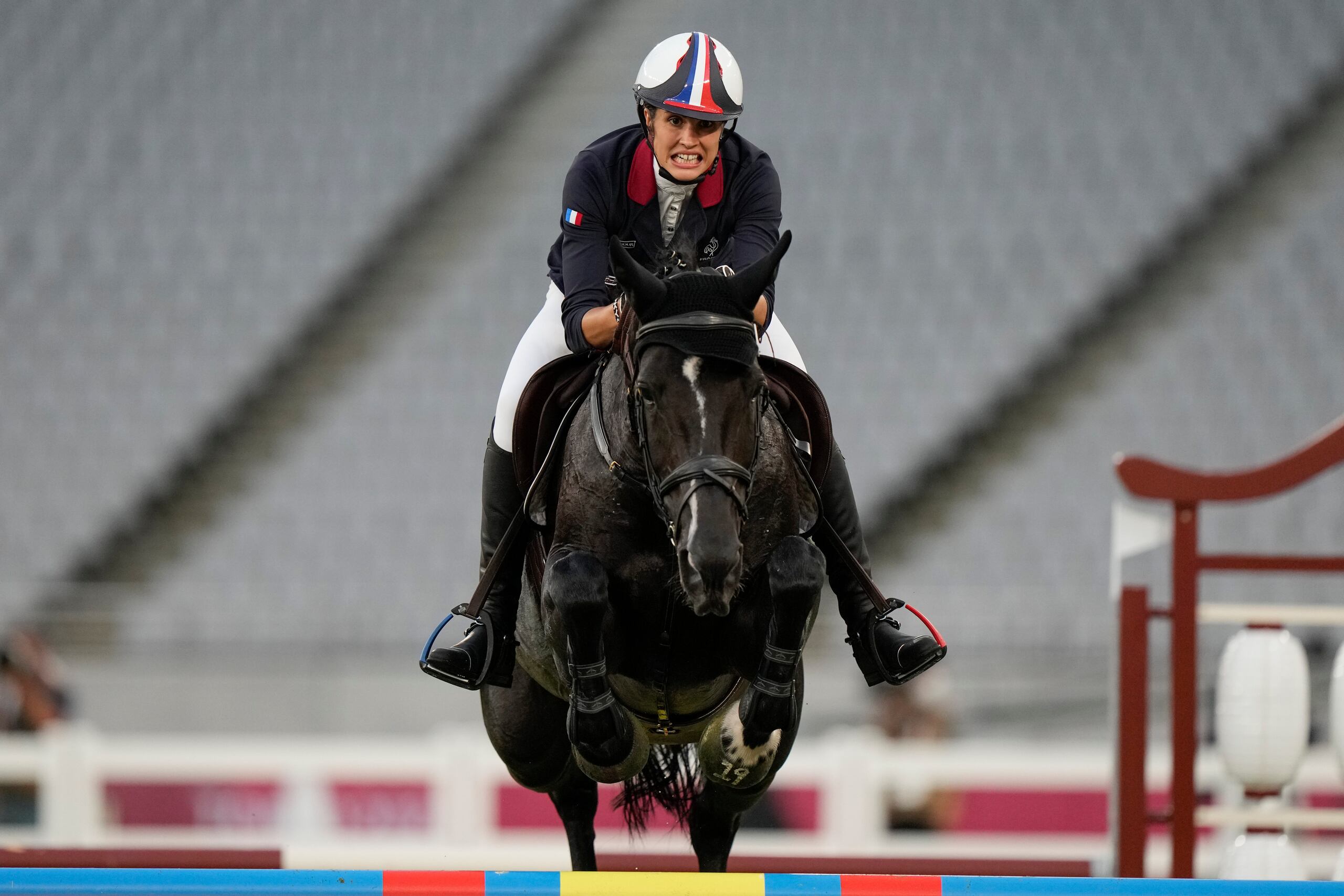 La francesa Elodie Clouvel compite en el segmento ecuestre del pentatlón moderno femenino de los Juegos Olímpicos de Tokio, el viernes 6 de agosto de 2021, en Tokio.