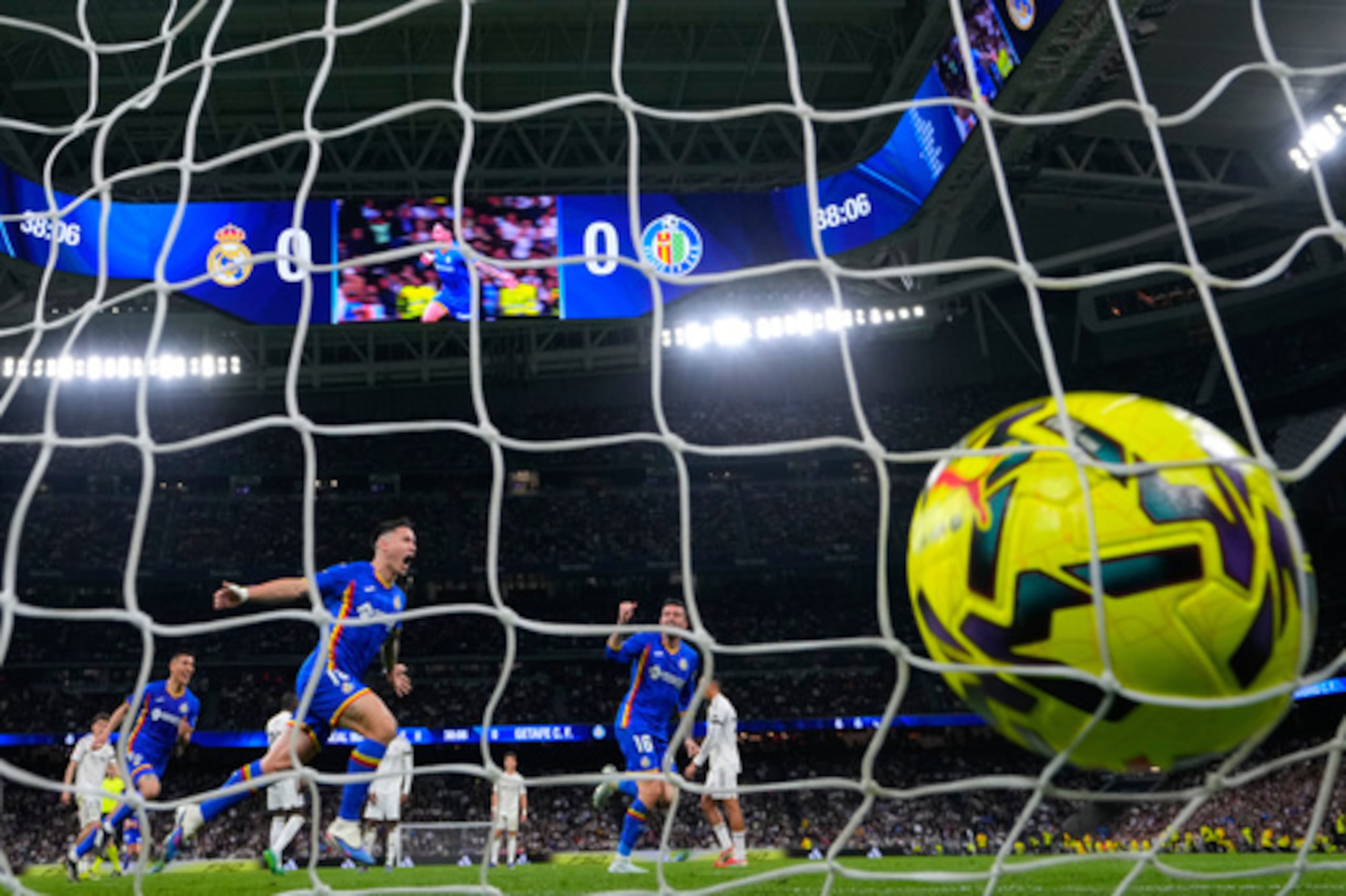 Martín Satriano celebra tras anotar un gol para Getafe en la Liga española, el lunes 2 de marzo de 2026, en Madrid. (AP Foto/Manu Fernández)