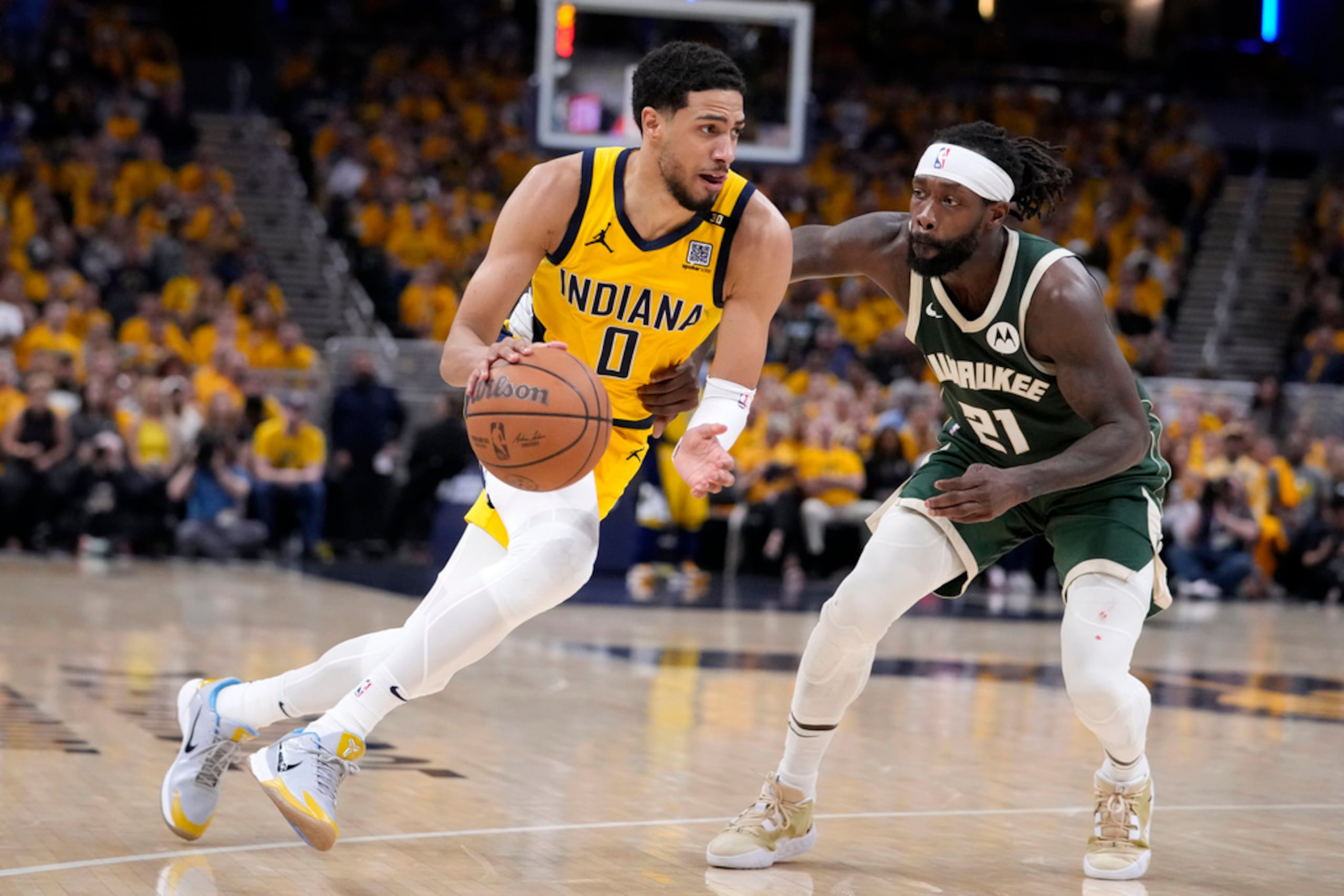 Tyrese Haliburton encara la marca defensiva de Patrick Beverley durante el sexto juego de la serie de playoffs de primera ronda de la NBA.