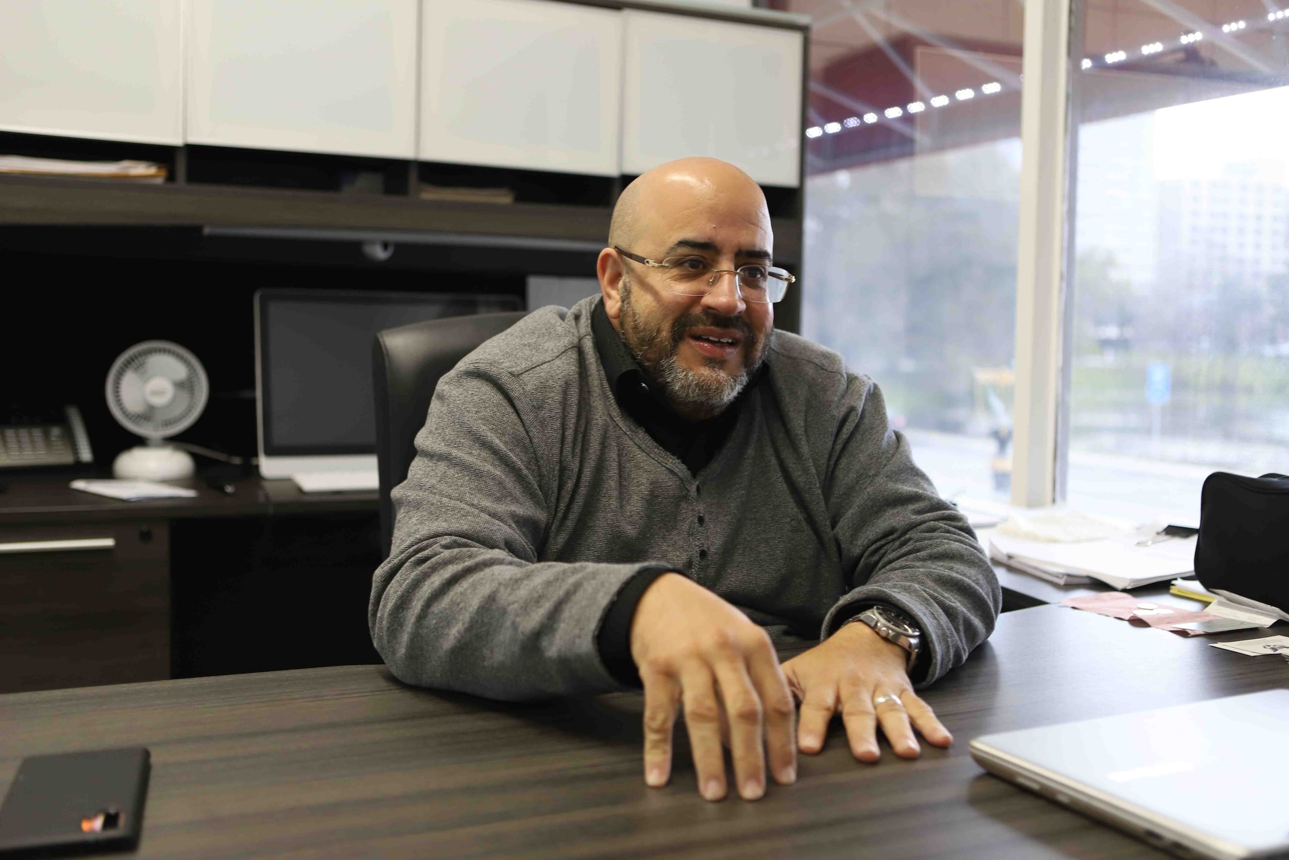 Edwin Prado, de 53 años, se crió en Country Club, y maneja su práctica entre Puerto Rico y Florida.