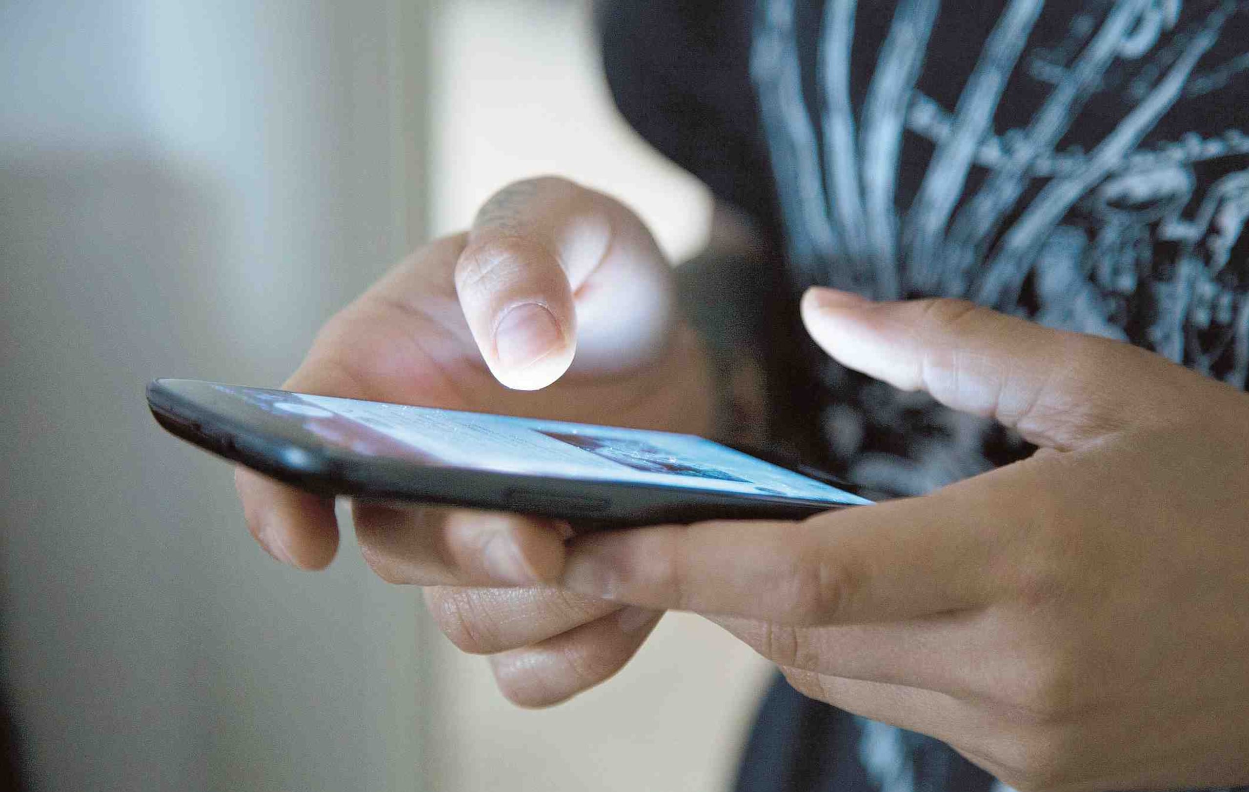 Los expertos recomendan supervisión siempre que se le provea un celular a un menor. (Archivo / GFR Media)