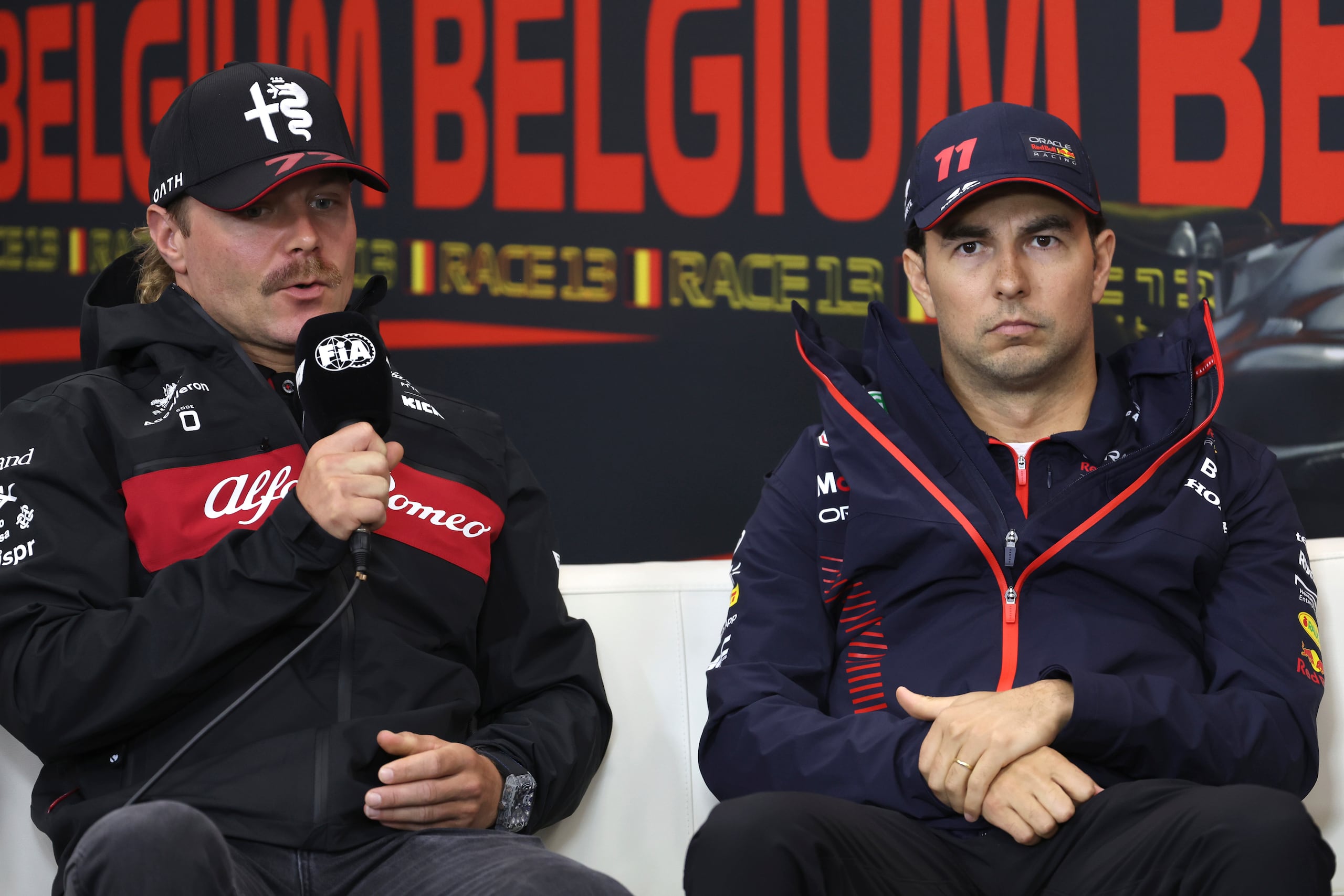 Foto del 27 de julio del 2023, el piloto finlandés Valtteri Bottas junto al mexicano Sergio Pérez en una conferencia de prensa antes del Gran Premio de Spa-Francorchamps en Bélgica.