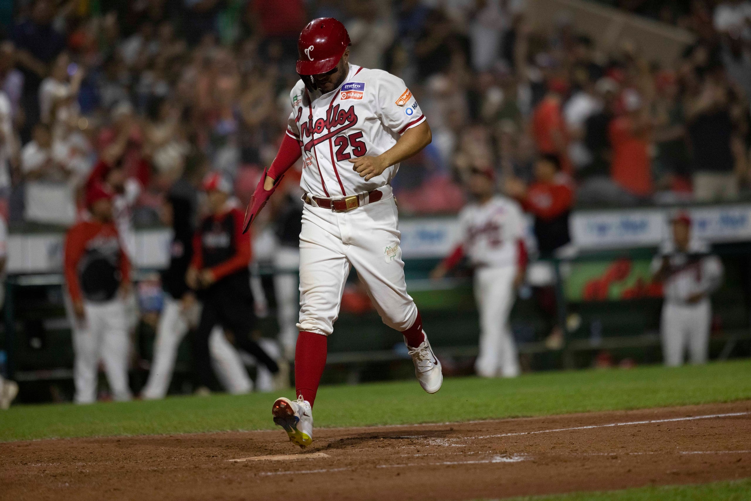 Vimael Machín anotando la primera carrera de los Criollos de Caguas frente a los Cangrejeros de Santurce, en el segundo juego de la semifinal A del béisbol invernal.