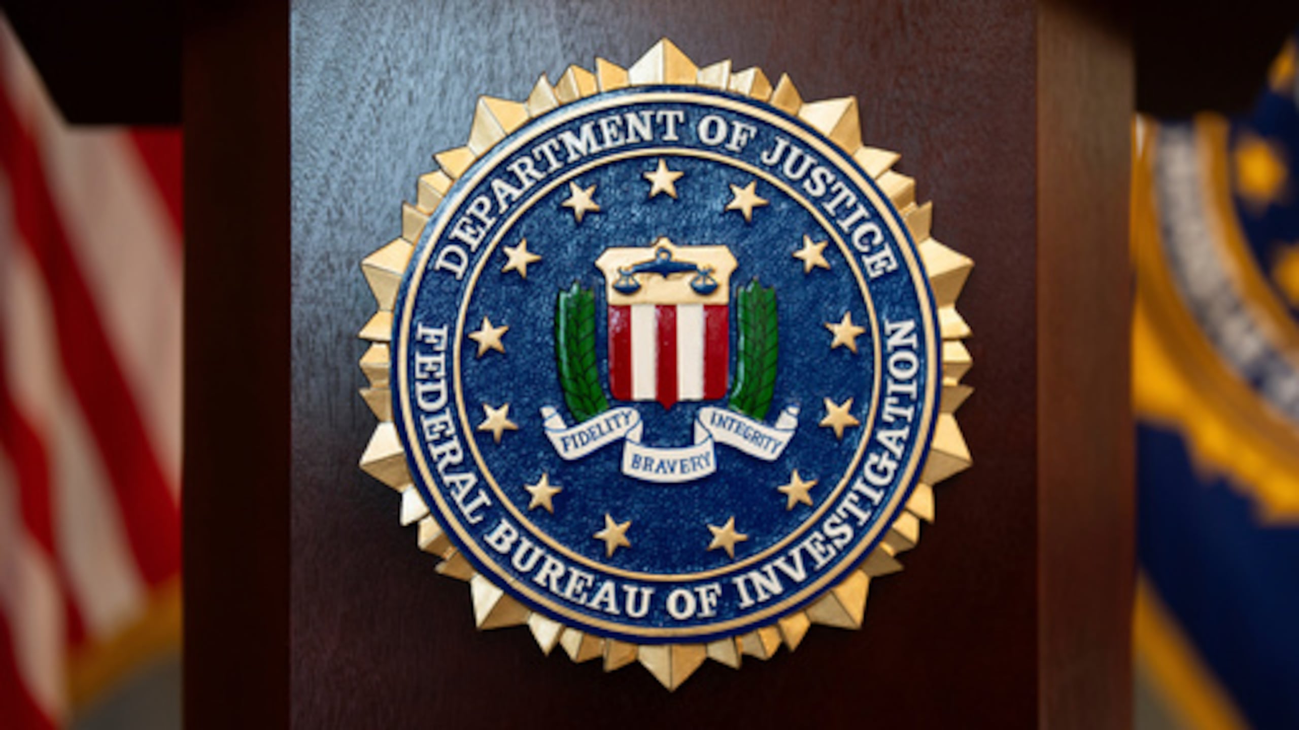 ARCHIVO - El escudo del FBI se exhibe en un atril antes de una rueda de prensa en la oficina local de Portland (Oregón), el 16 de enero de 2025. (Foto AP/Jenny Kane, archivo)