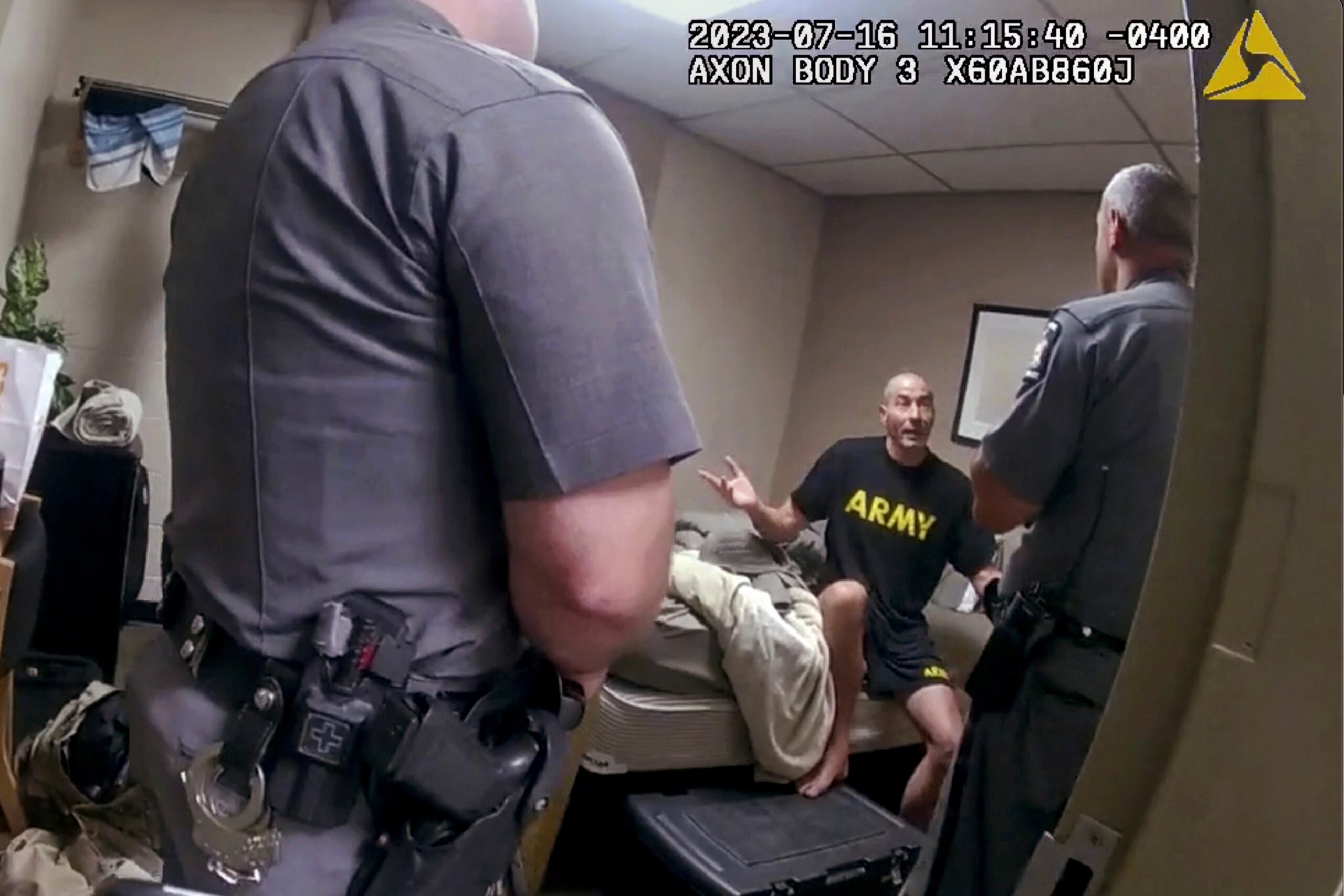 La imagen tomada por una cámara corporal de la policía del estado de Nueva York y obtenida por la televisora WMTW-TV 8 de Portland, Maine, muestra a la policía entrevistando al reservista militar Robert Card, responsable de la peor masacre de la historia de Maine, en Cortlandt, Nueva York, 16 de julio de 2023. Oficiales del ejército declaran el jueves 7 de marzo de 2024 ante una comisión que investiga la masacre. (WMTW-TV 8/policía estatal de Nueva York via AP)
