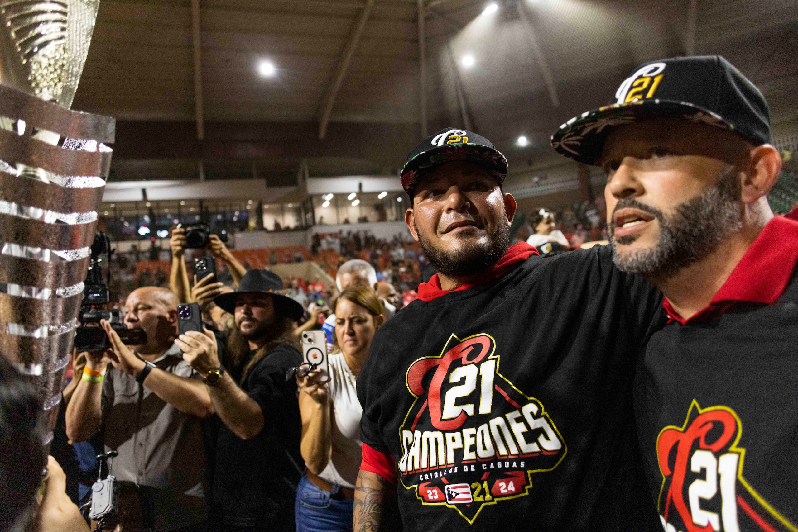 Yadier Molina, exdirigente de los Criollos, junto al gerente general Jesús "Motorita" Feliciano.