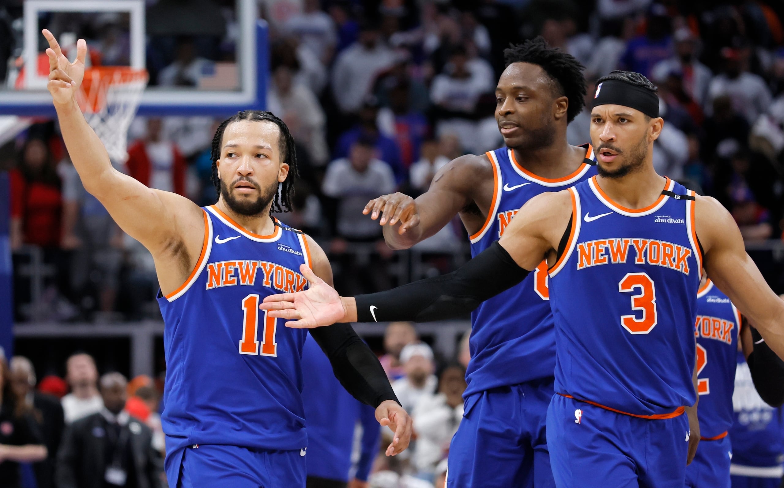 El escolta de los Knicks de Nueva York, Jalen Brunson (11), celebra con el alero OG Anunoby, pívot, y el escolta Josh Hart (3) después de anotar la canasta ganadora en la victoria sobre los Pistons de Detroit en el Juego 6 de una serie de playoffs de primera ronda de baloncesto de la NBA, el jueves 1 de mayo de 2025, en Detroit. (AP Foto/Duane Burleson)
