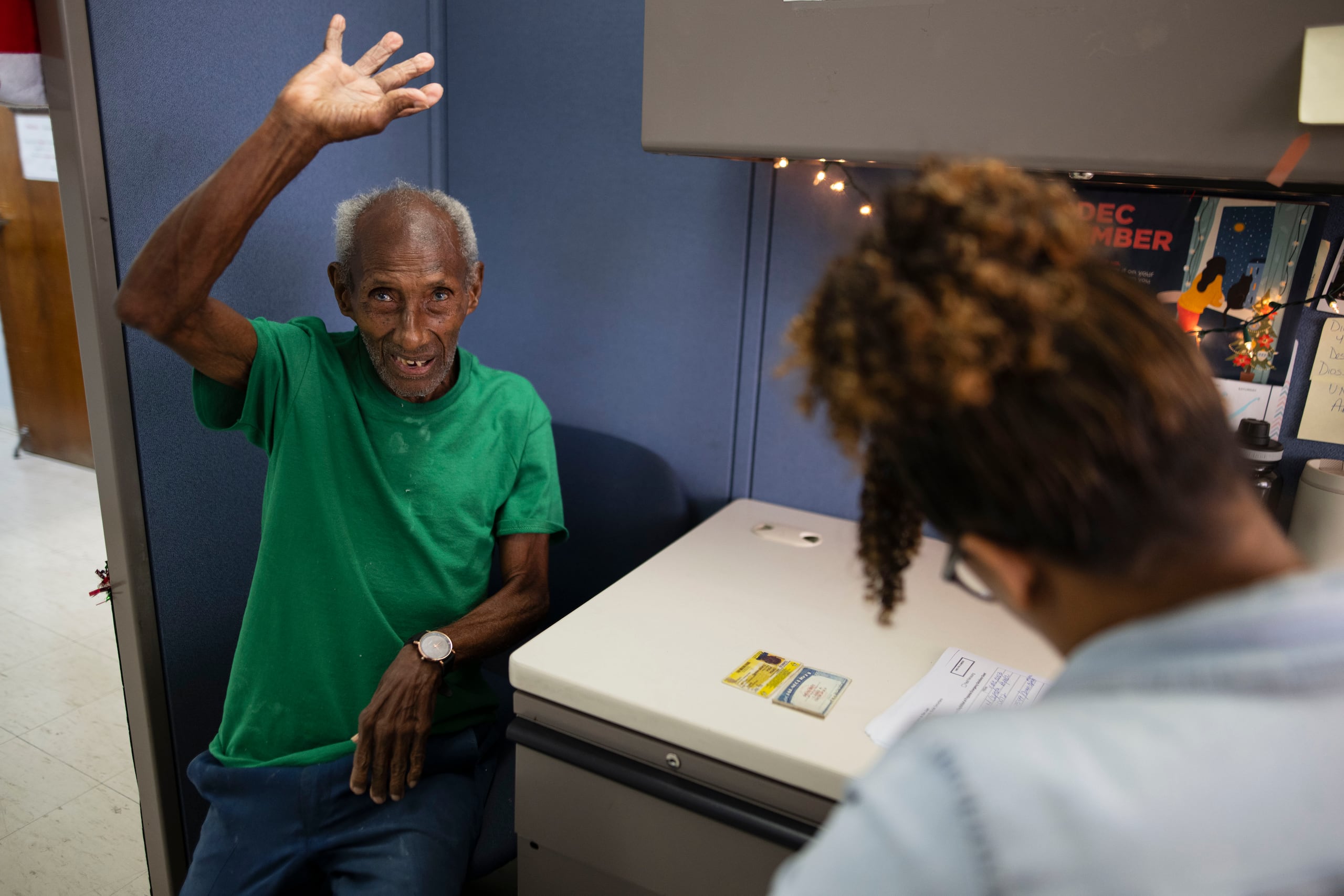 Don Claudio Cepeda, que es entrevistado por la trabajadora social Karelys Robles, necesita algo tan básico como un par de zapatos nuevos, ropa interior y un cinturón, pequeñas necesidades que son significativas para aquellos que lo han perdido todo.